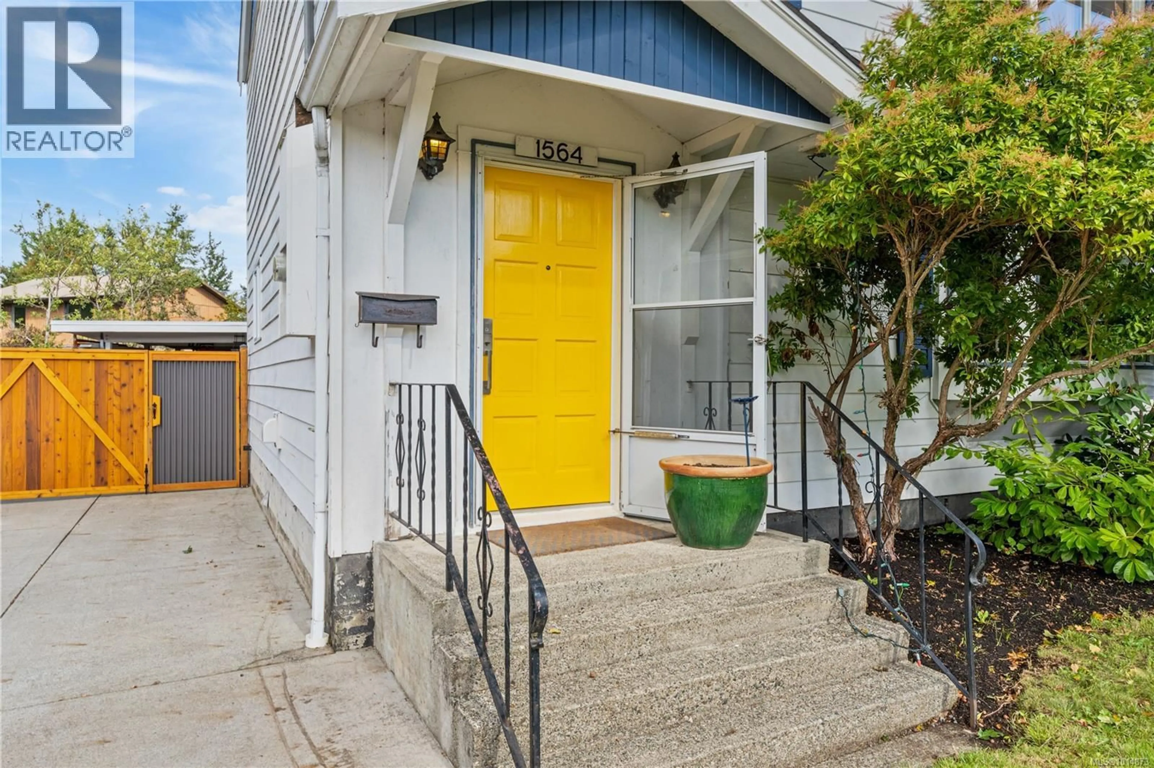 Indoor entryway for 1564 SAN JUAN AVENUE, Saanich British Columbia V8N2L5