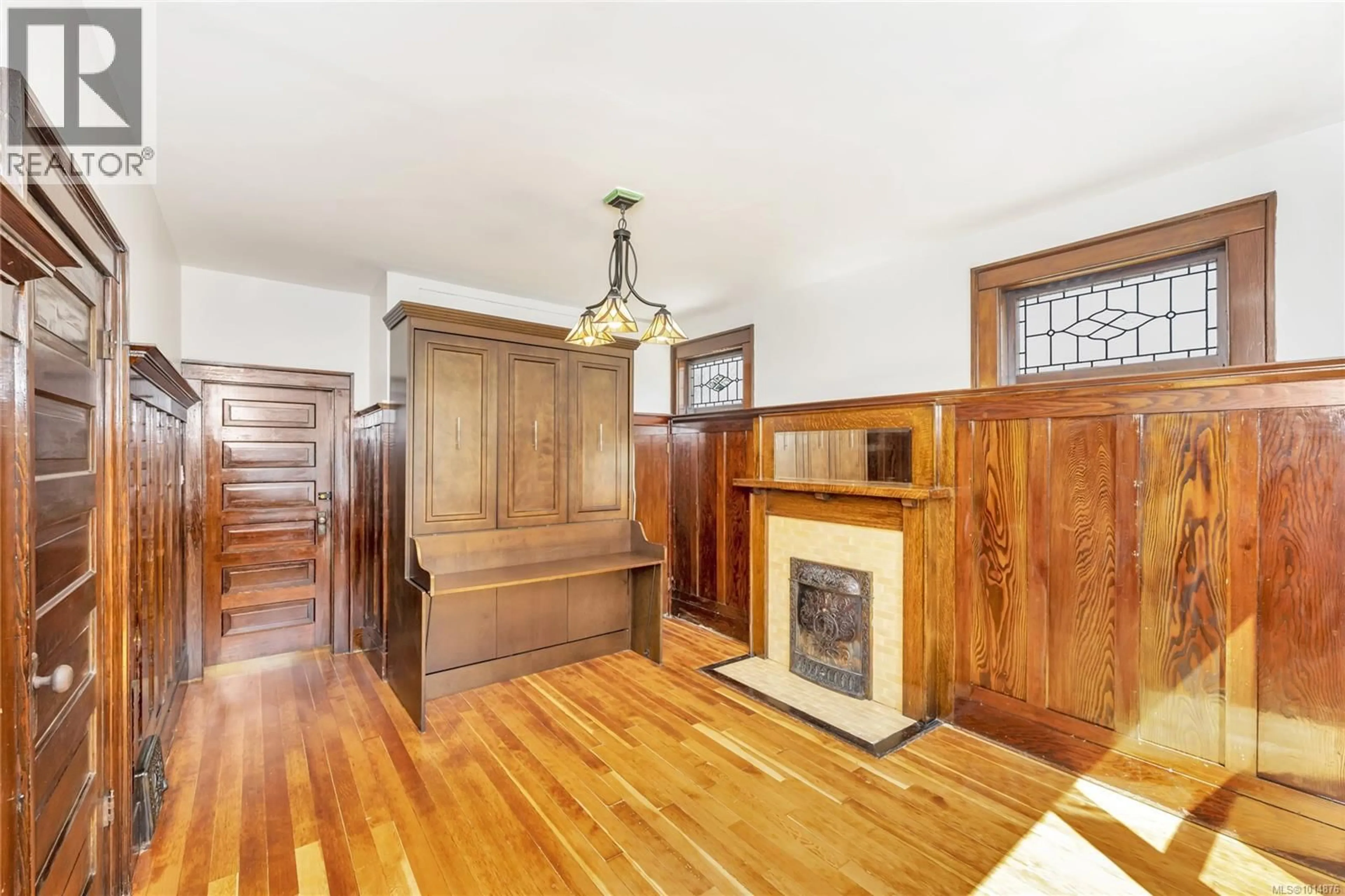 Indoor foyer for 808 RUSSELL STREET, Victoria British Columbia V9A3X7