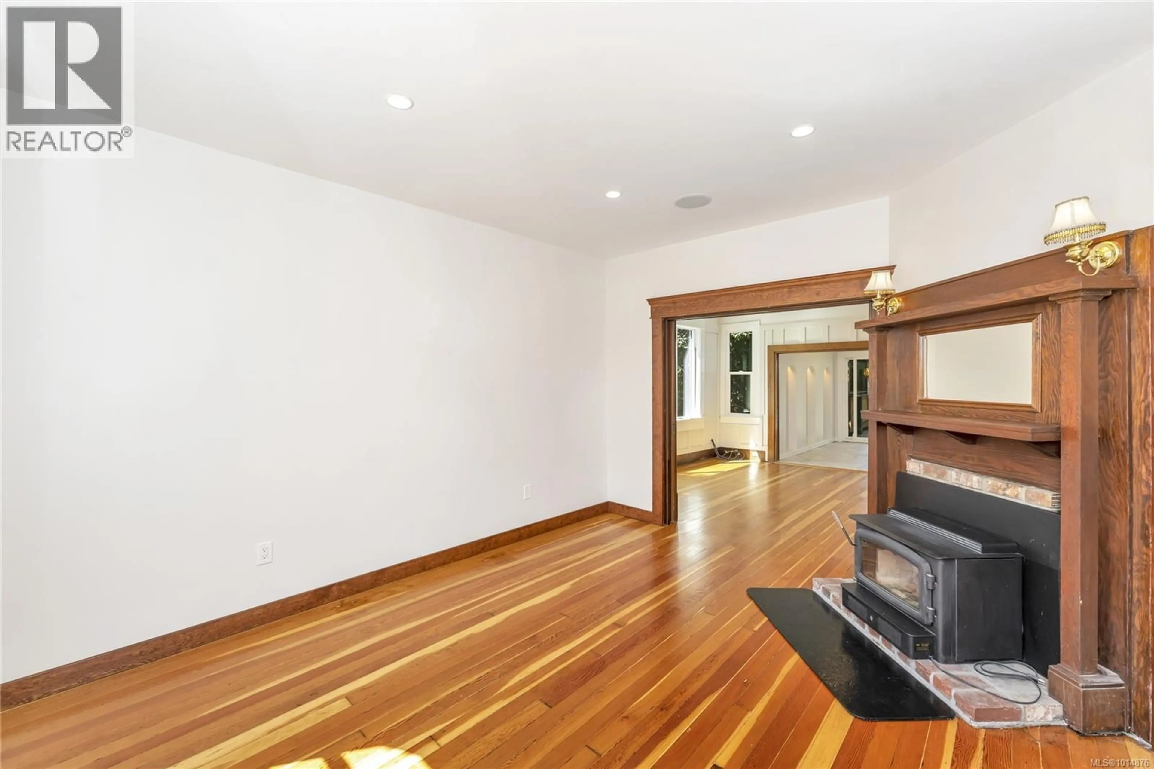 Indoor foyer for 808 RUSSELL STREET, Victoria British Columbia V9A3X7