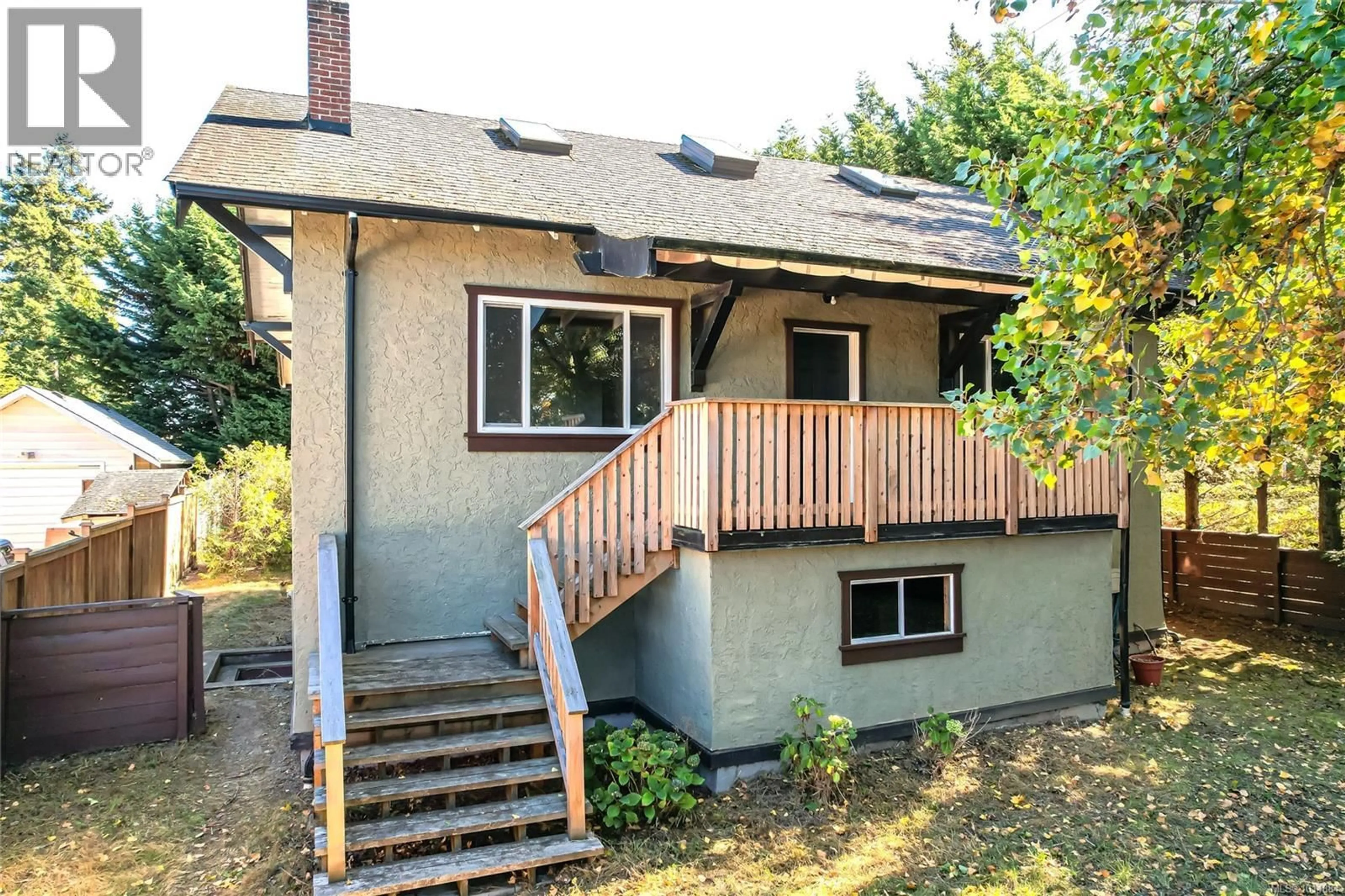 Home with vinyl exterior material, street for 2913 AUSTIN AVENUE, Saanich British Columbia V9A2K9