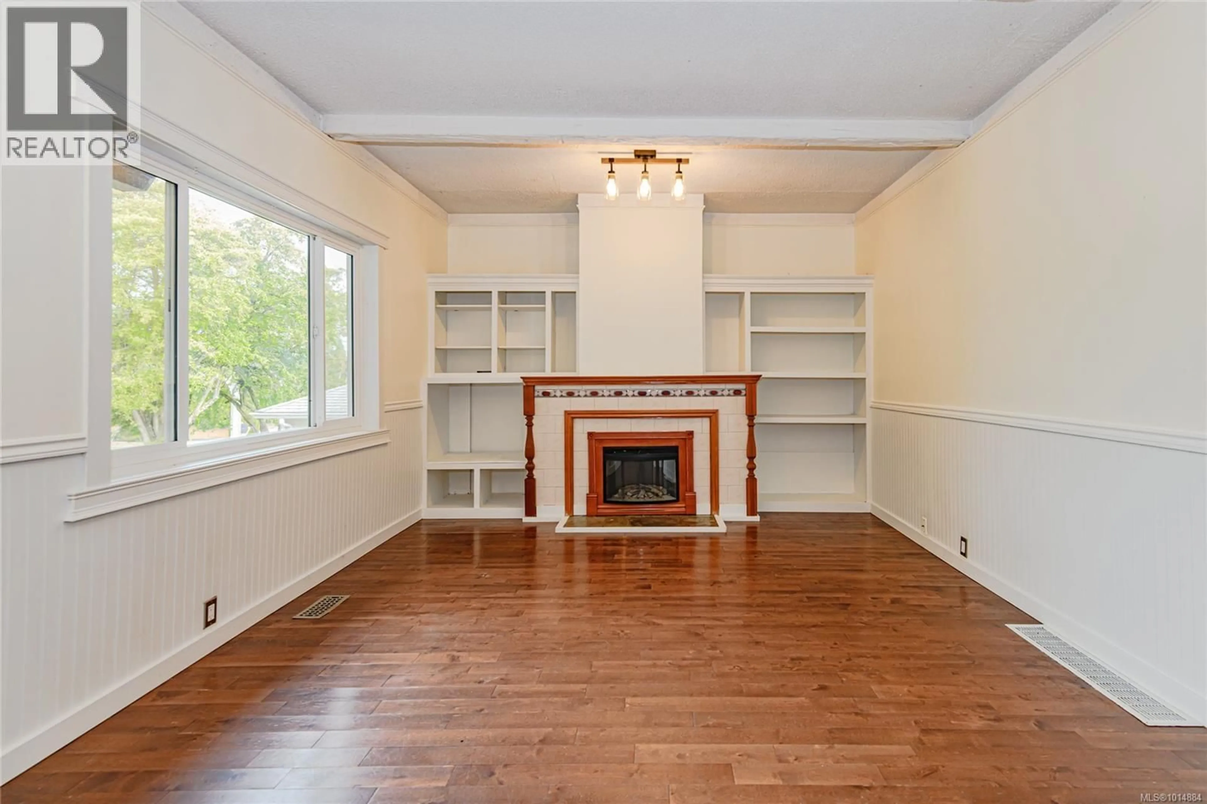 Living room with furniture, wood/laminate floor for 2913 AUSTIN AVENUE, Saanich British Columbia V9A2K9