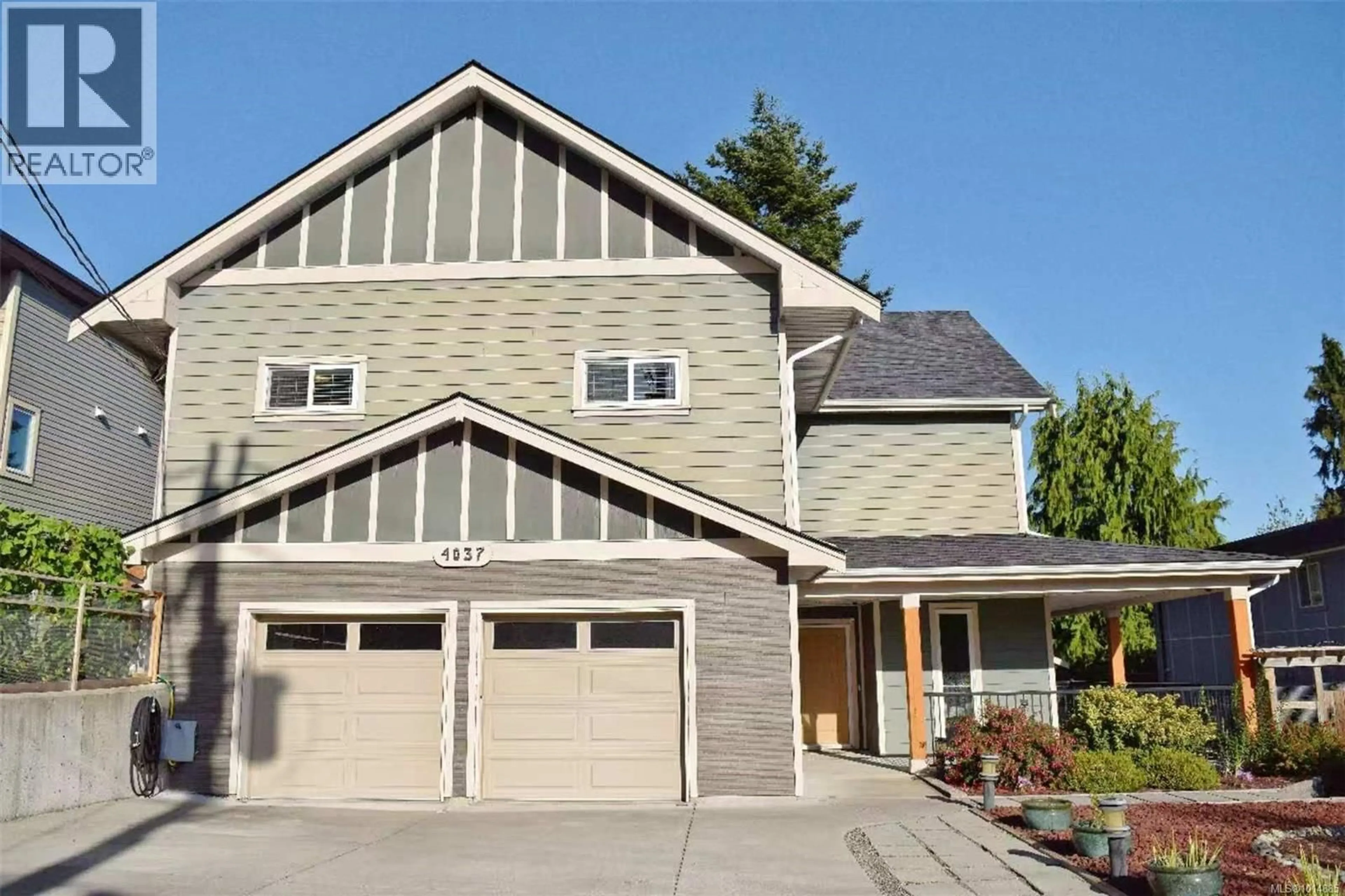 Home with vinyl exterior material, street for 4037 NELTHORPE STREET, Saanich British Columbia V8X2A2