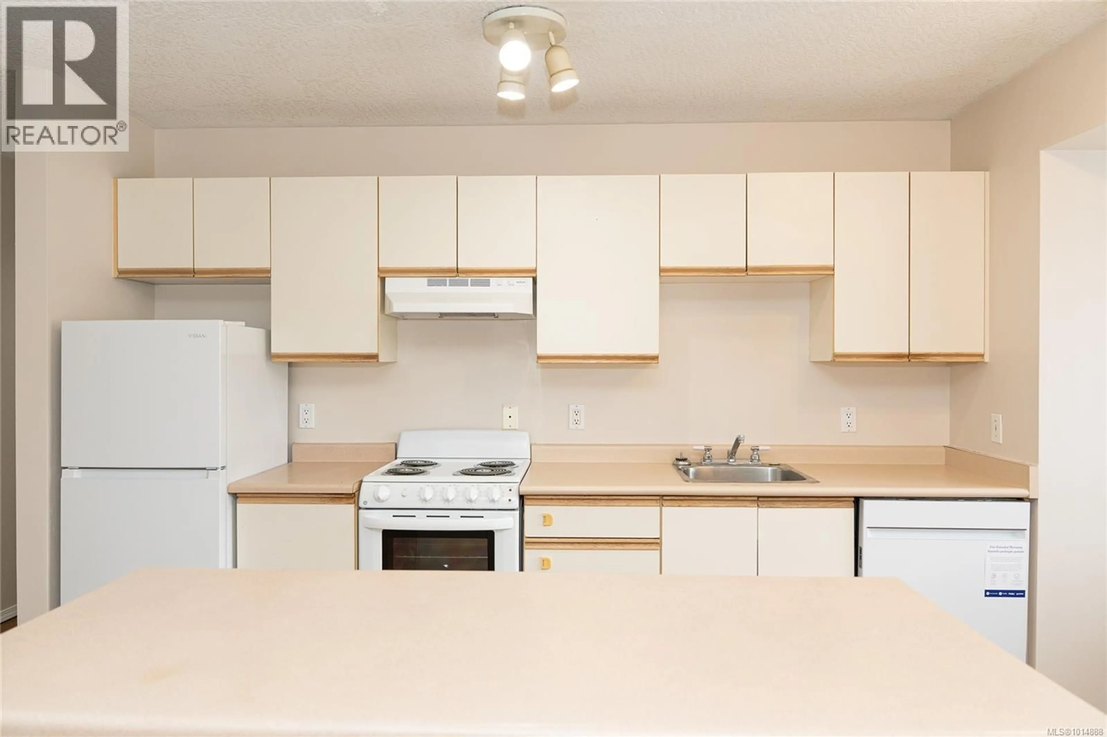 Standard kitchen, wood/laminate floor for 102 - 2525 DINGWALL STREET, Duncan British Columbia V9L2Y8