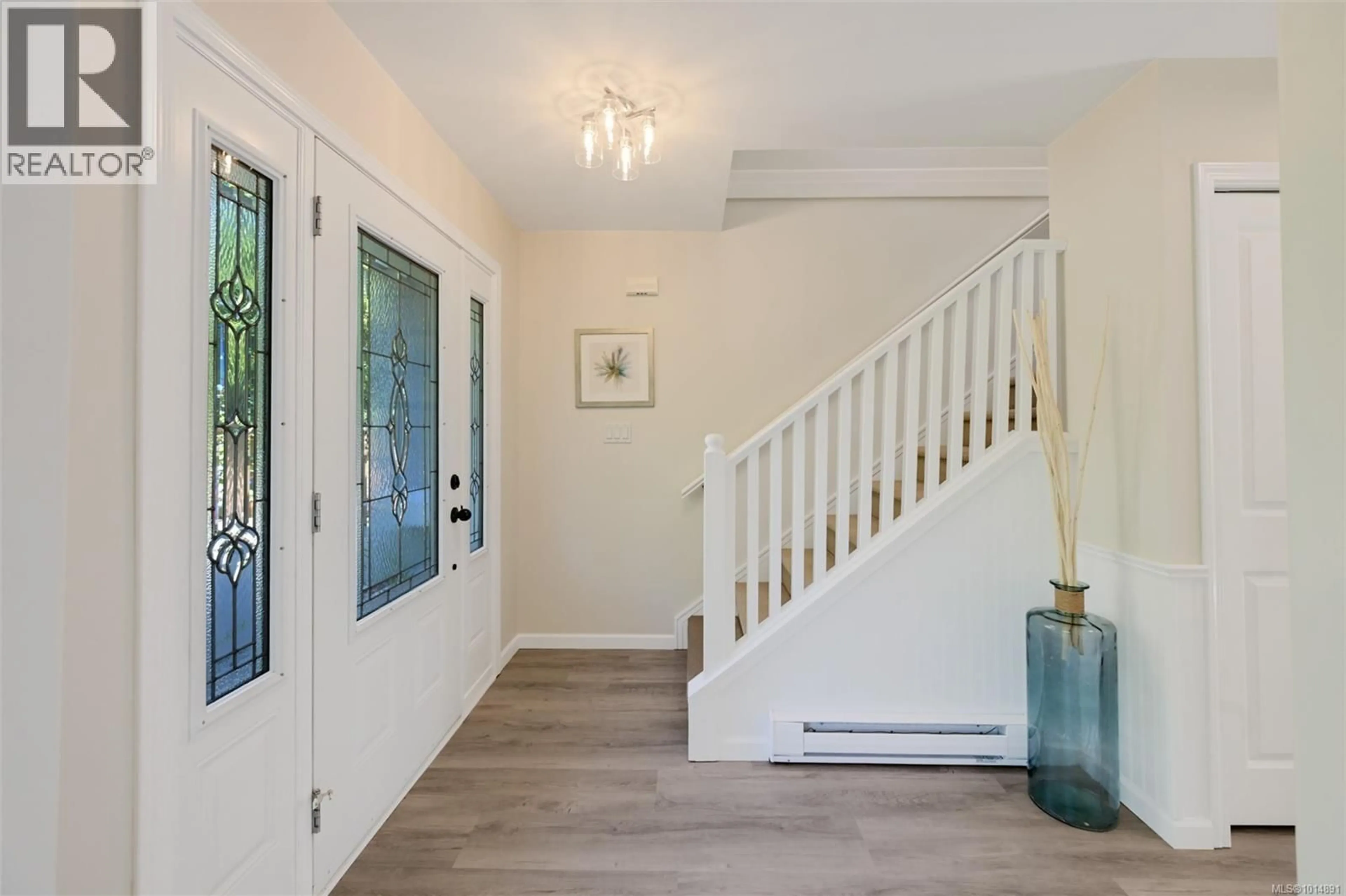 Indoor entryway for 9661 SEVENTH STREET, Sidney British Columbia V8L2V6