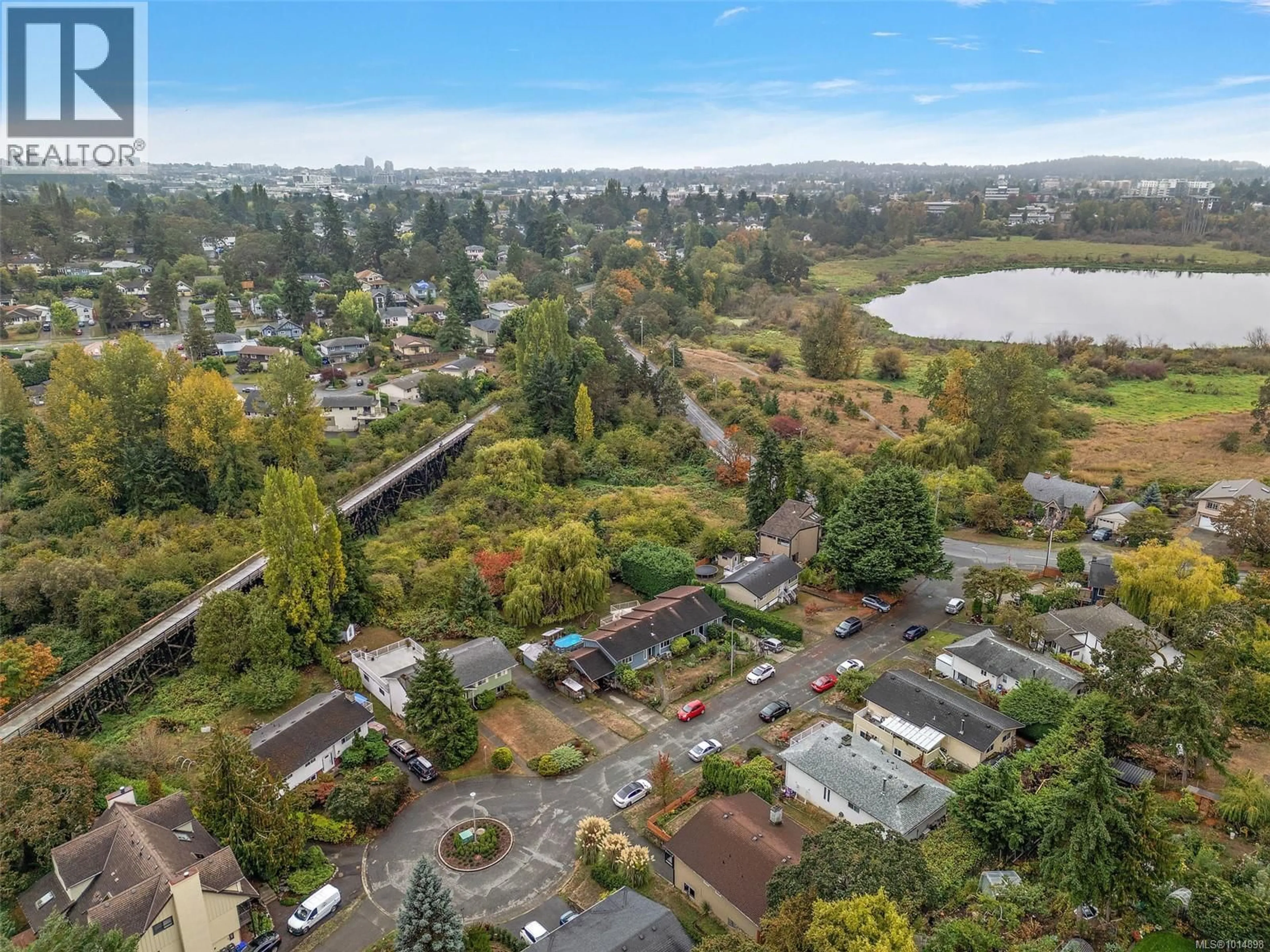 A pic from outside/outdoor area/front of a property/back of a property/a pic from drone, unknown for 975 TAINE PLACE, Saanich British Columbia V8X4A5