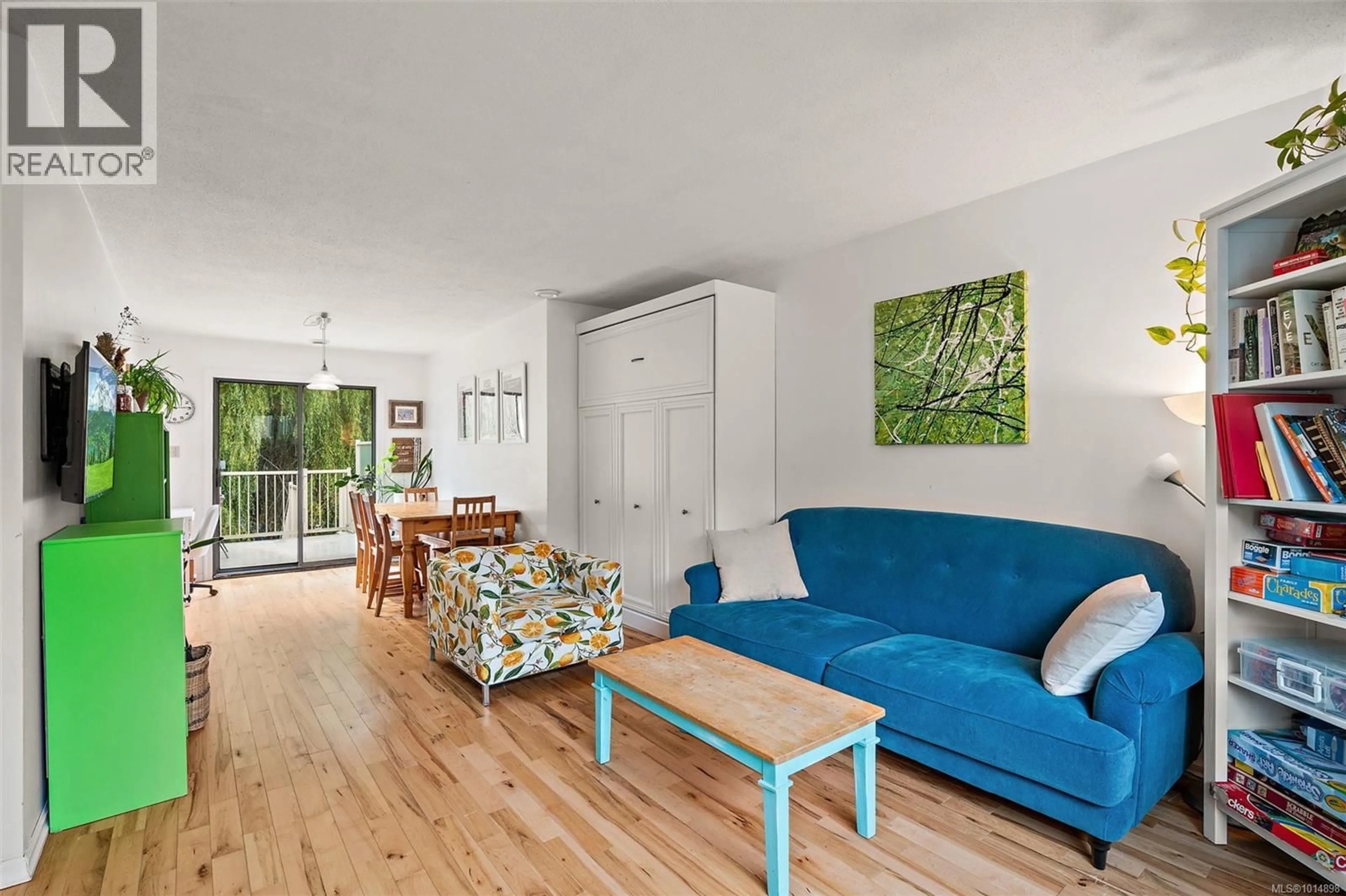 Living room with furniture, unknown for 975 TAINE PLACE, Saanich British Columbia V8X4A5