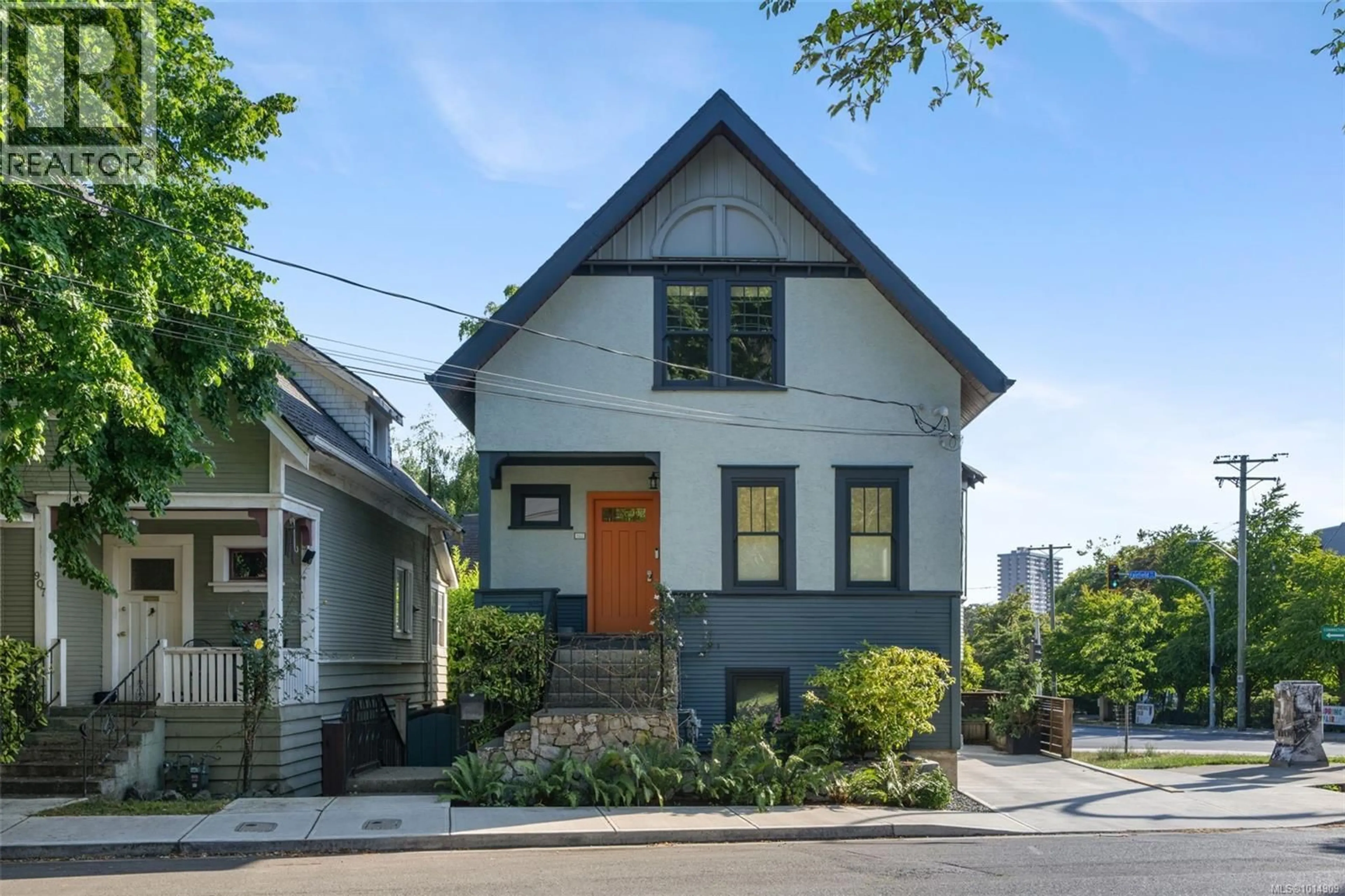 Home with vinyl exterior material, street for 903 COLLINSON STREET, Victoria British Columbia V8V3B7