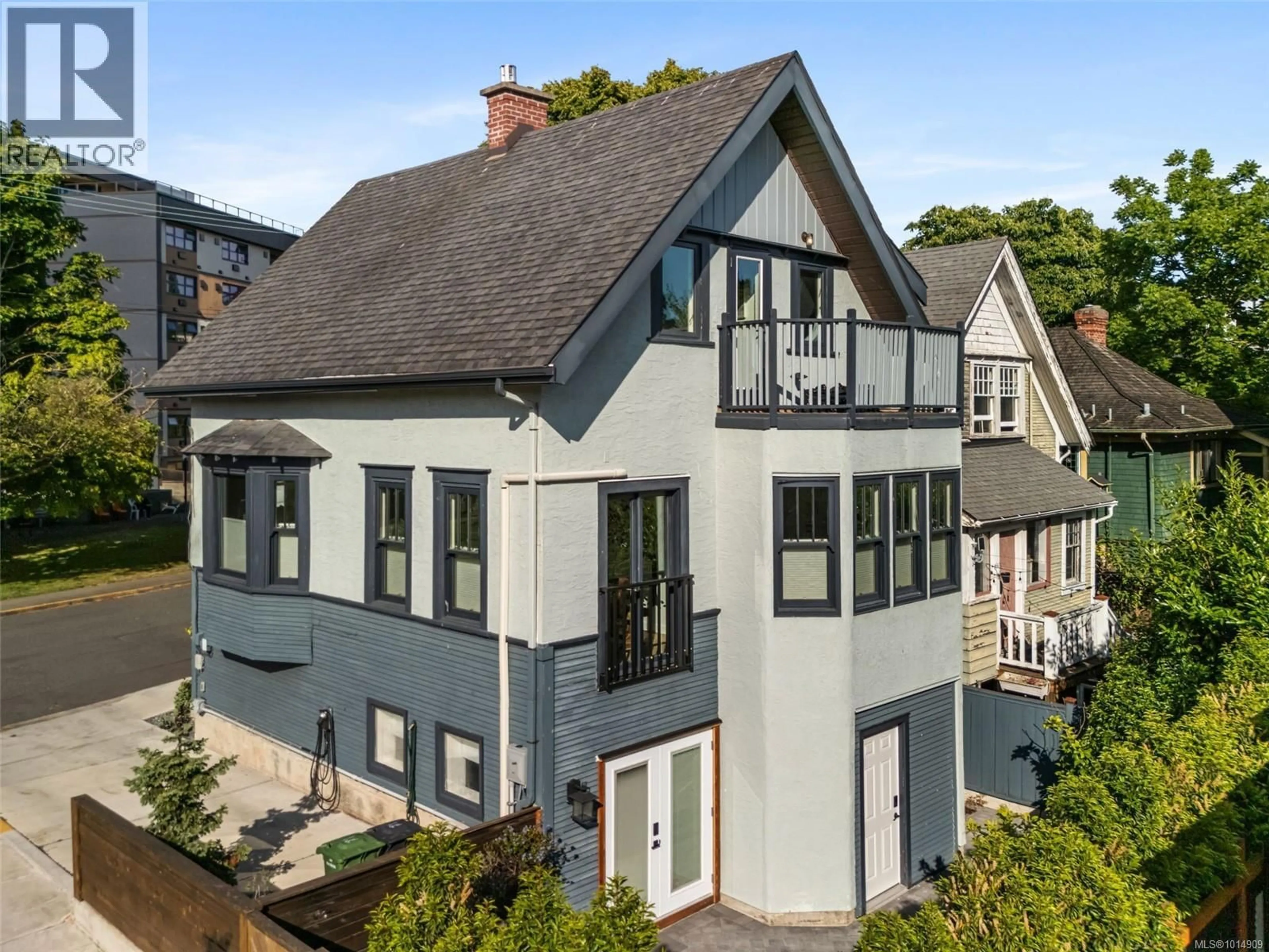 A pic from outside/outdoor area/front of a property/back of a property/a pic from drone, street for 903 COLLINSON STREET, Victoria British Columbia V8V3B7