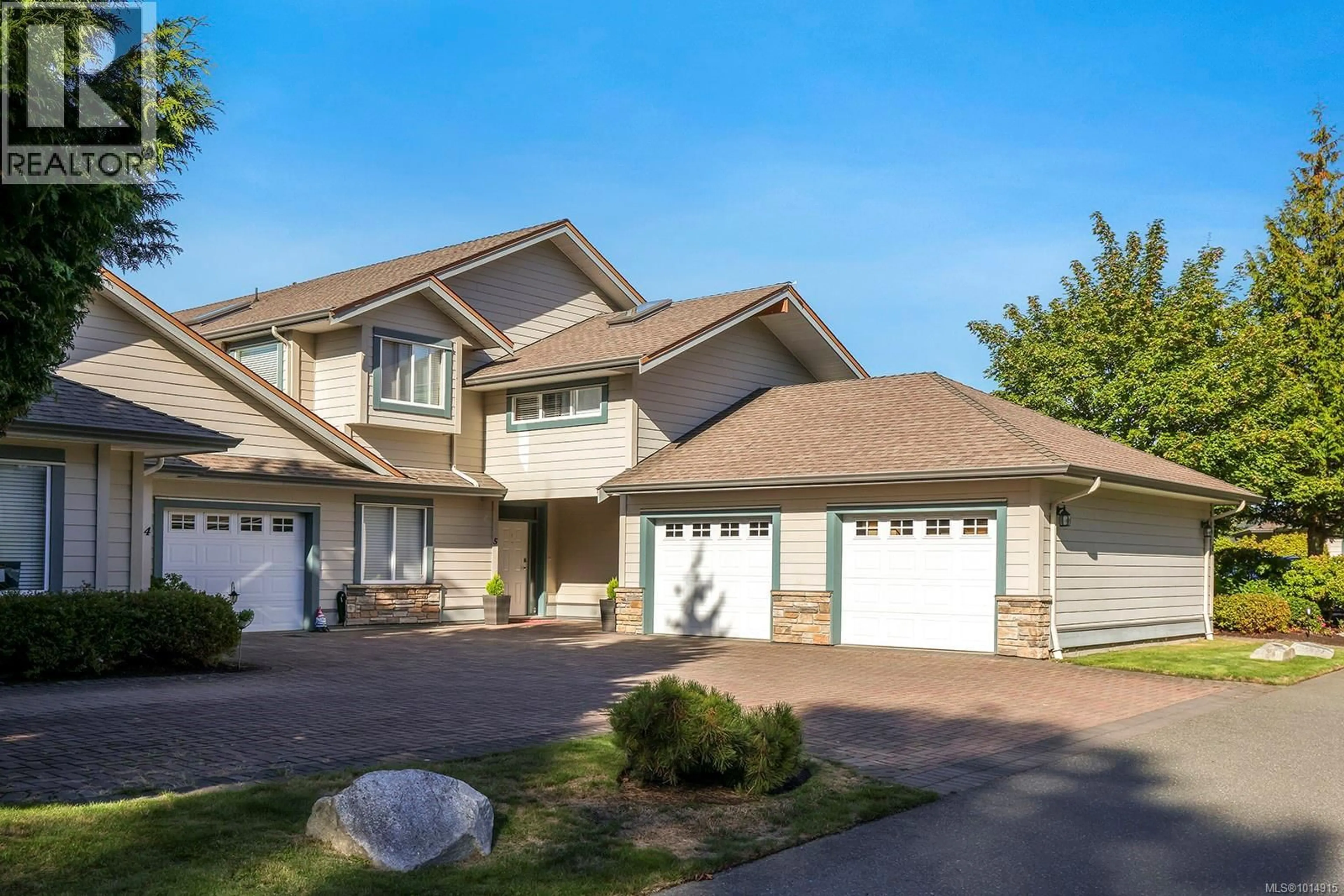 Home with vinyl exterior material, street for 5 - 199 31ST STREET, Courtenay British Columbia V9N8X1