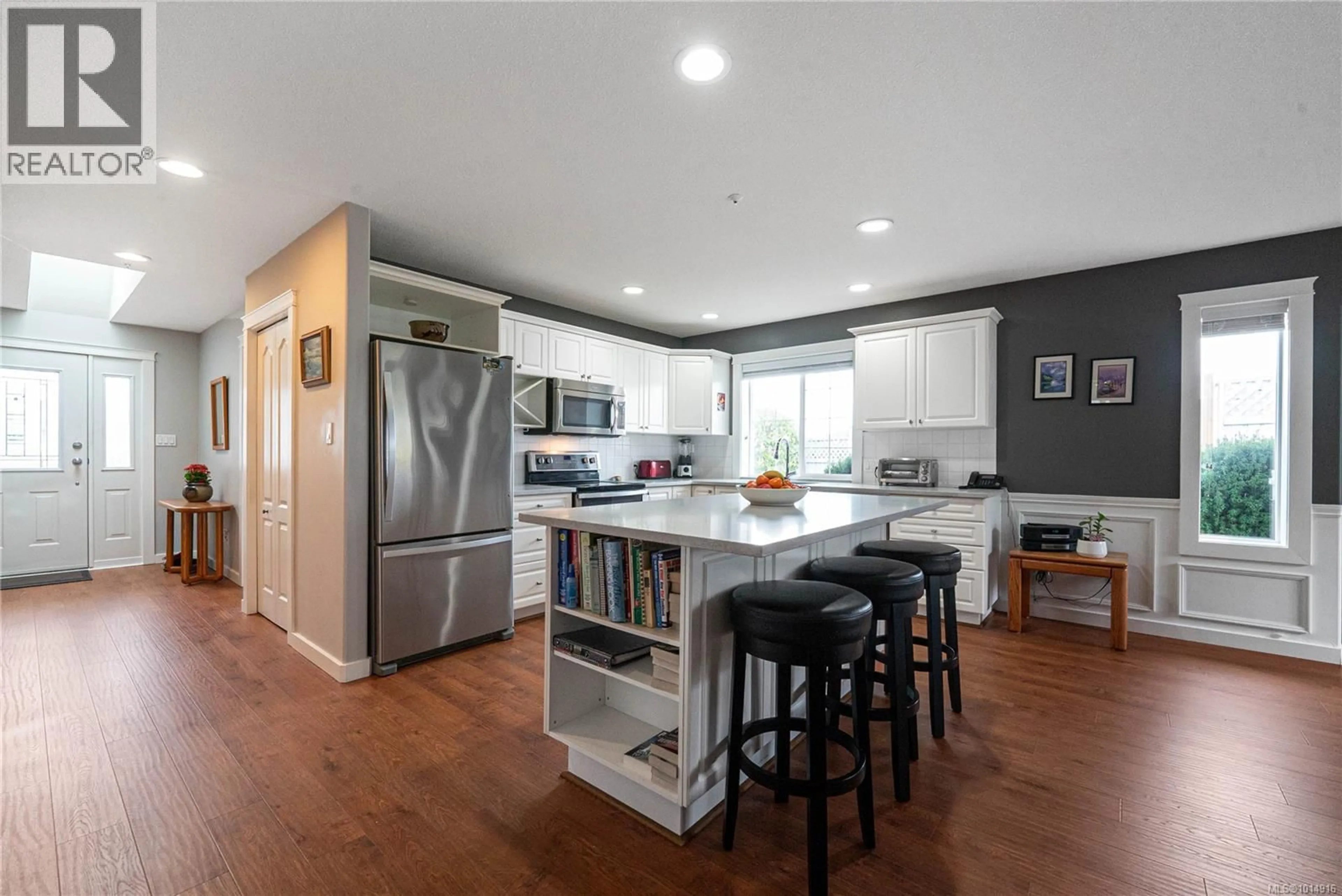 Open concept kitchen, wood/laminate floor for 17 - 6595 GROVELAND DRIVE, Nanaimo British Columbia V9V1S6