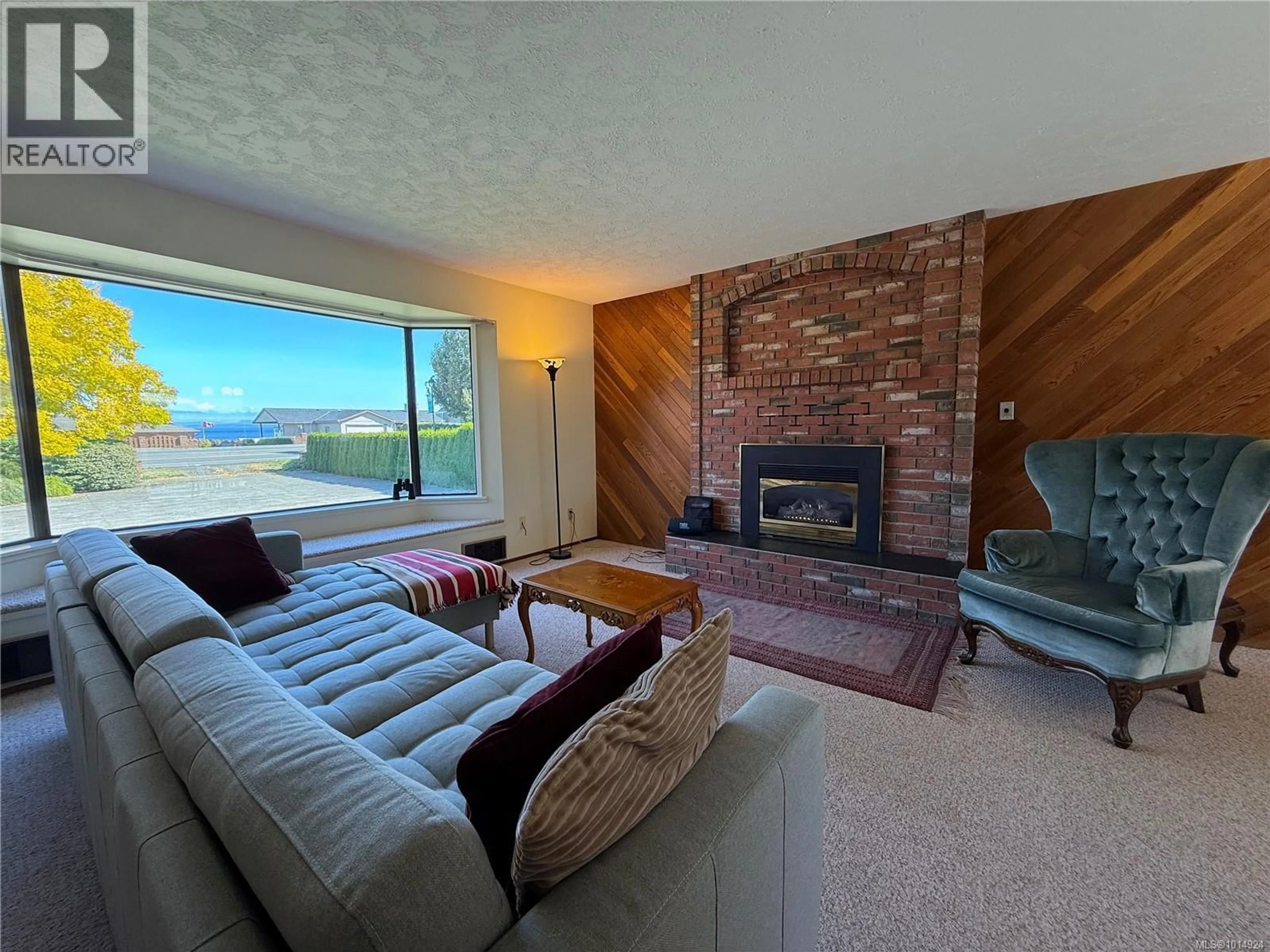 Living room with furniture, unknown for 2460 ISLAND HIGHWAY SOUTH, Campbell River British Columbia V9W1C6