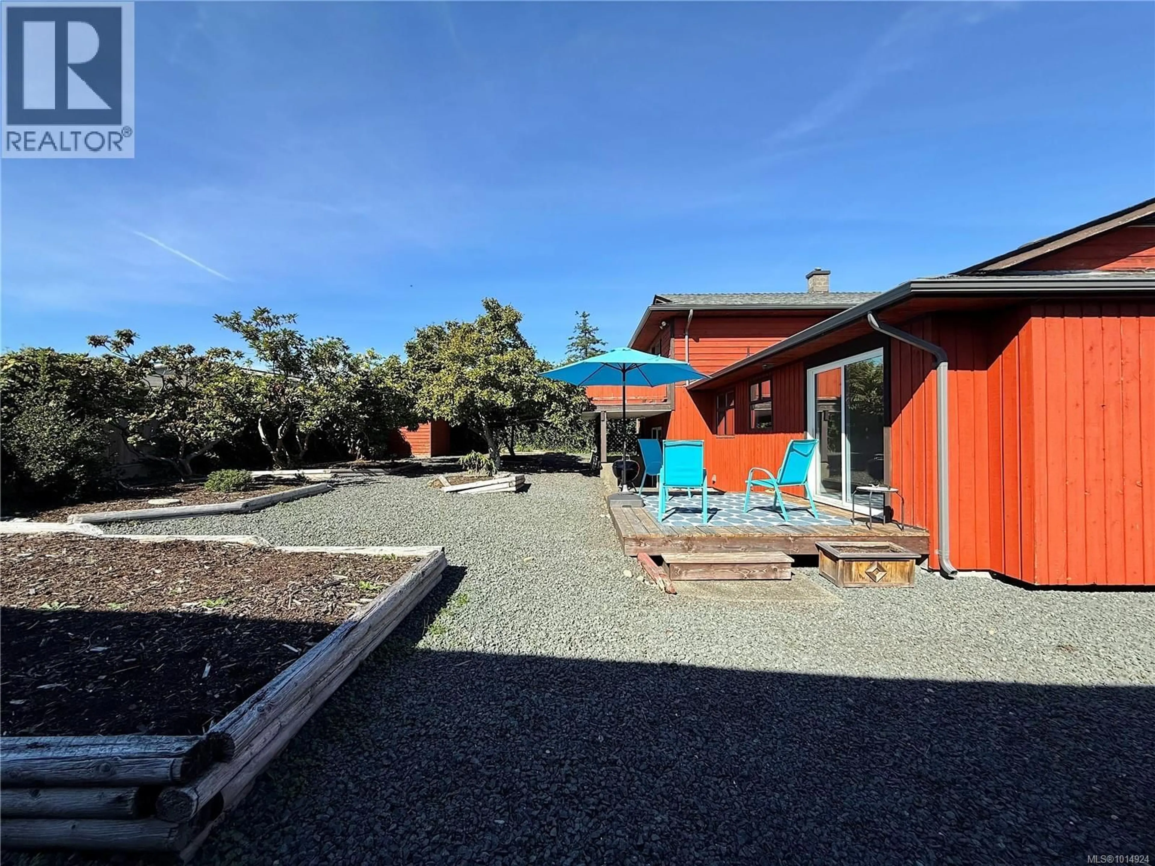 A pic from outside/outdoor area/front of a property/back of a property/a pic from drone, street for 2460 ISLAND HIGHWAY SOUTH, Campbell River British Columbia V9W1C6