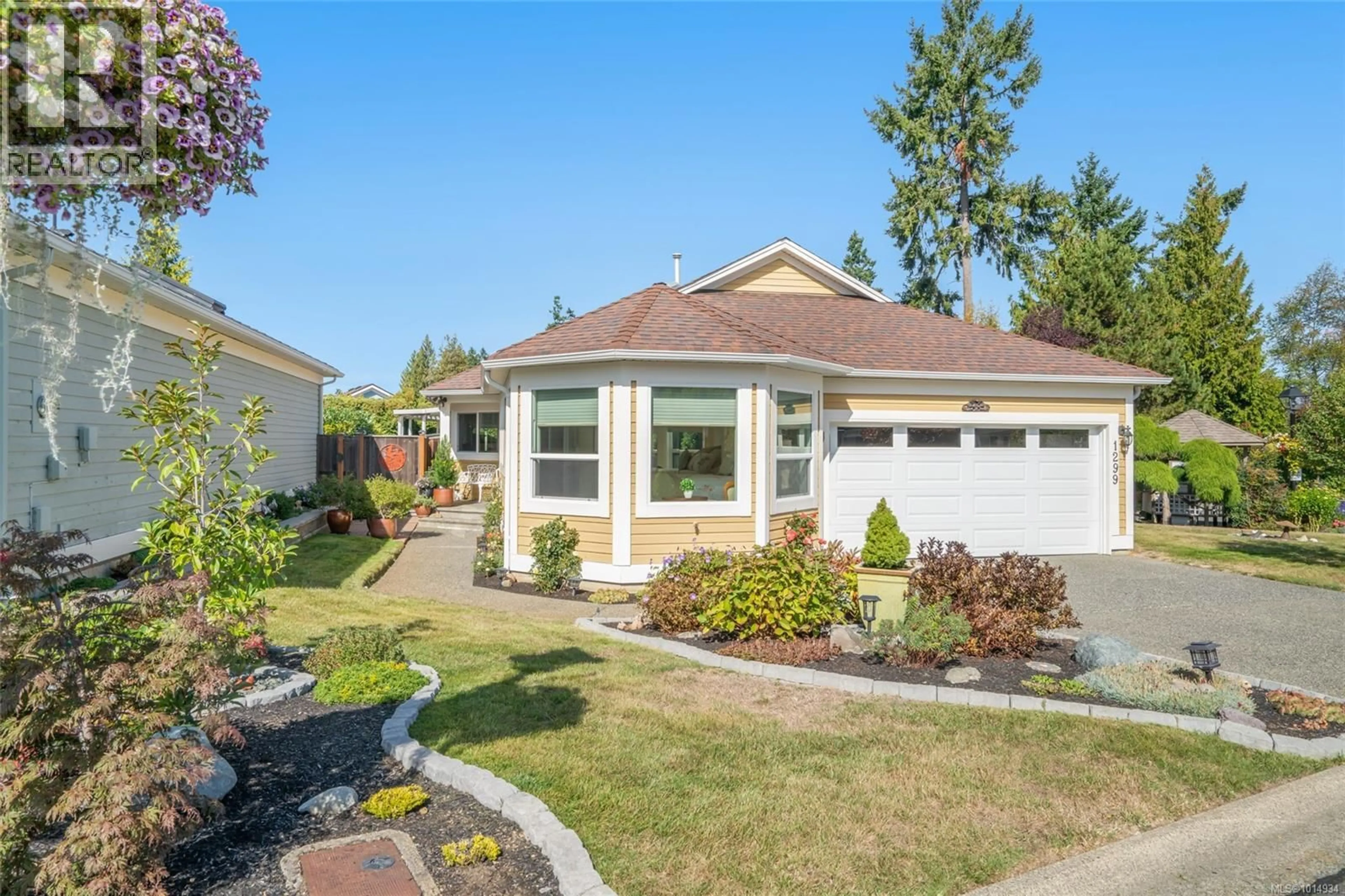 Home with vinyl exterior material, street for 1299 LEEWARD WAY, Qualicum Beach British Columbia V9K2M1