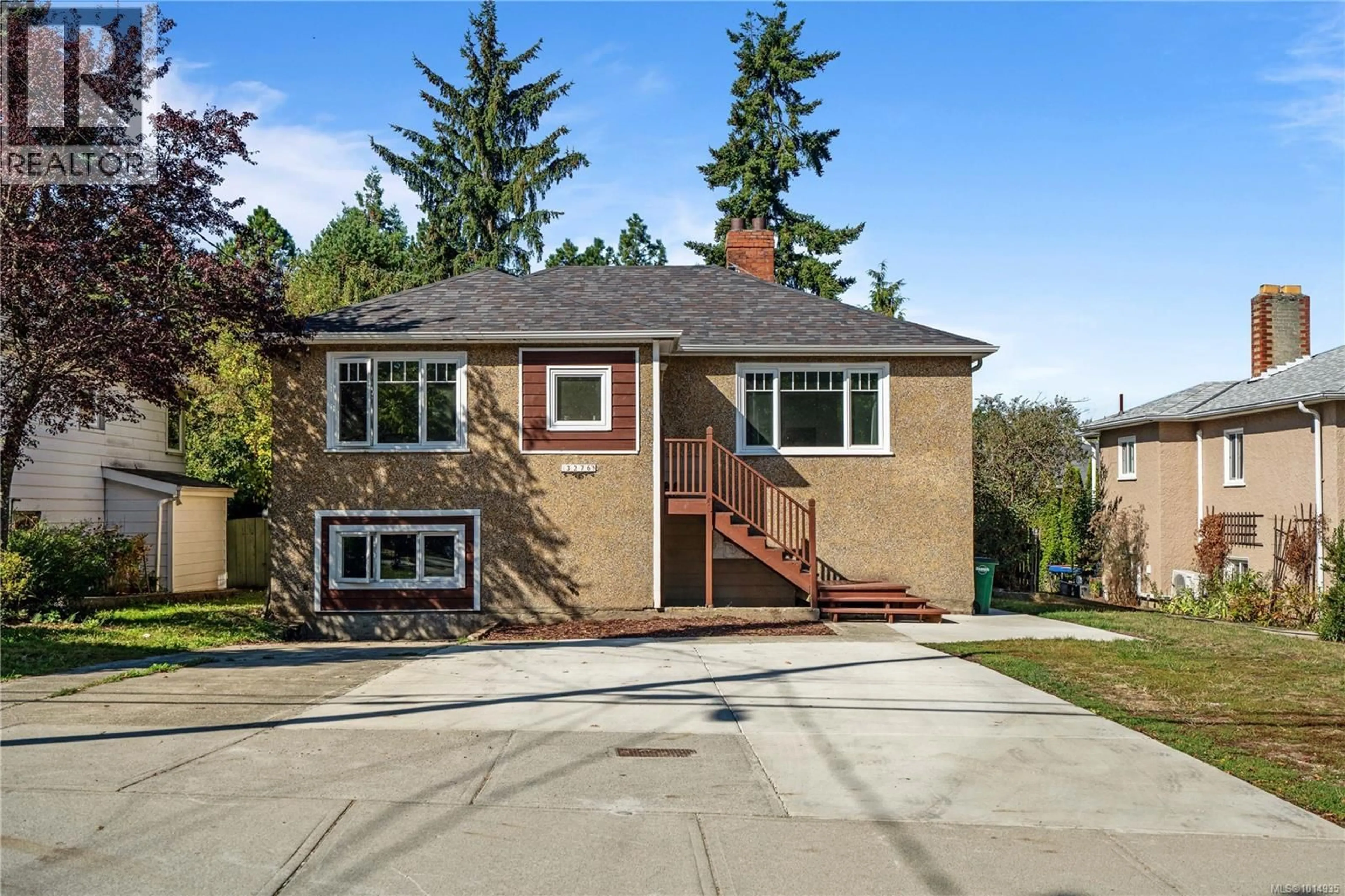 Home with brick exterior material, street for 3276 LINWOOD AVENUE, Saanich British Columbia V8X1E4