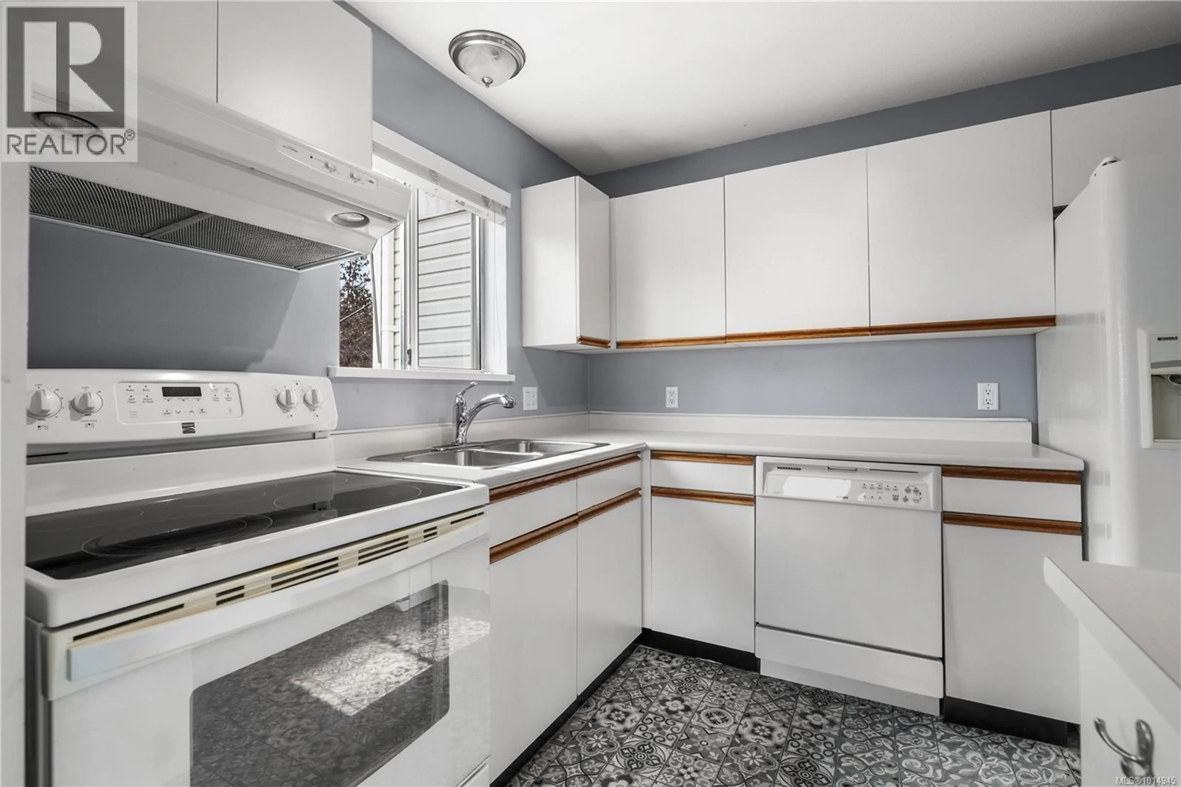 Standard kitchen, ceramic/tile floor for 4 - 695 UPLAND DRIVE, Campbell River British Columbia V9W2A7