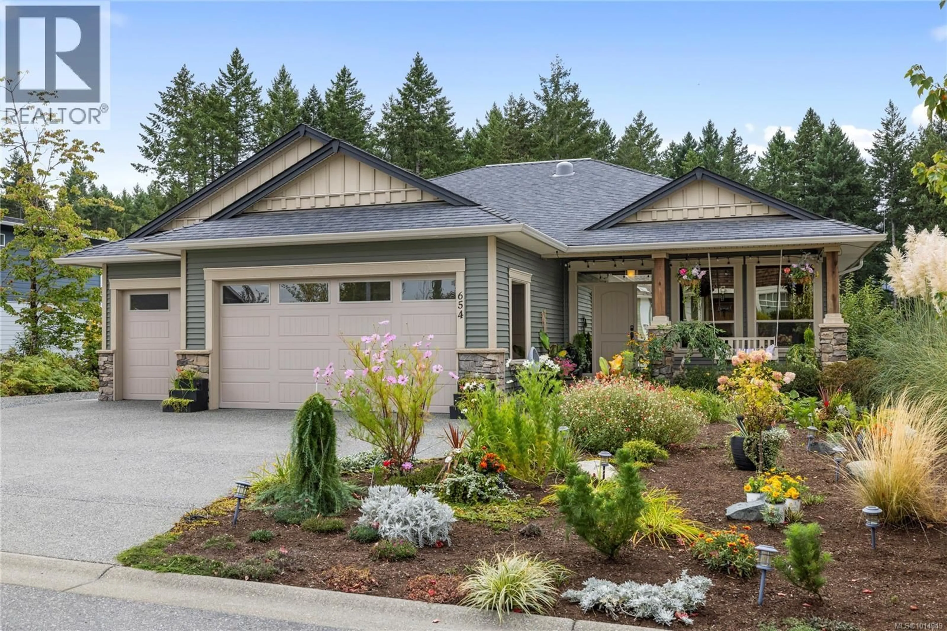 Home with vinyl exterior material, street for 654 SANDERSON ROAD, Ladysmith British Columbia V9G0A7