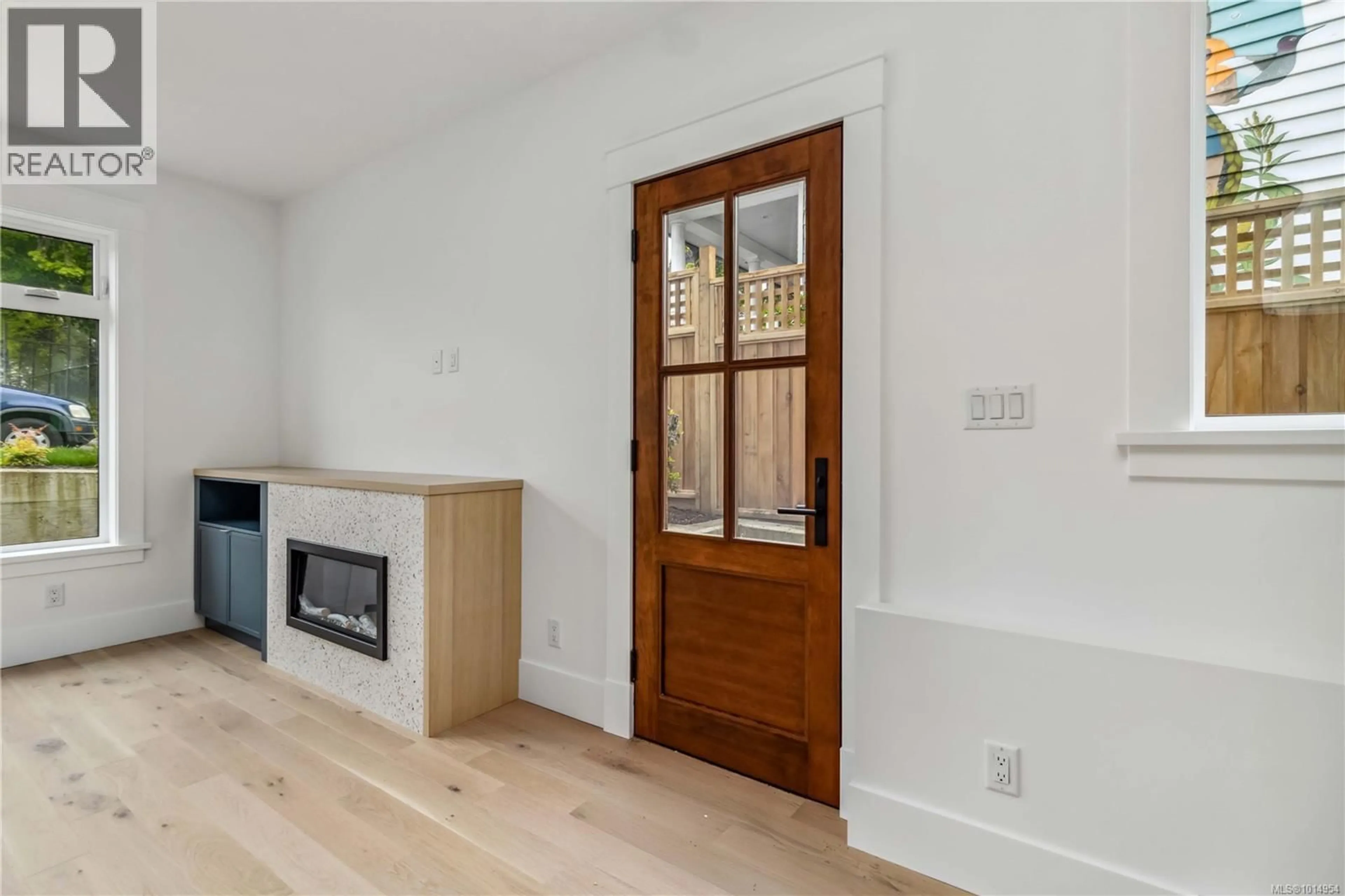 Indoor entryway for 1 - 1915 FERNWOOD ROAD, Victoria British Columbia V8T2Y6