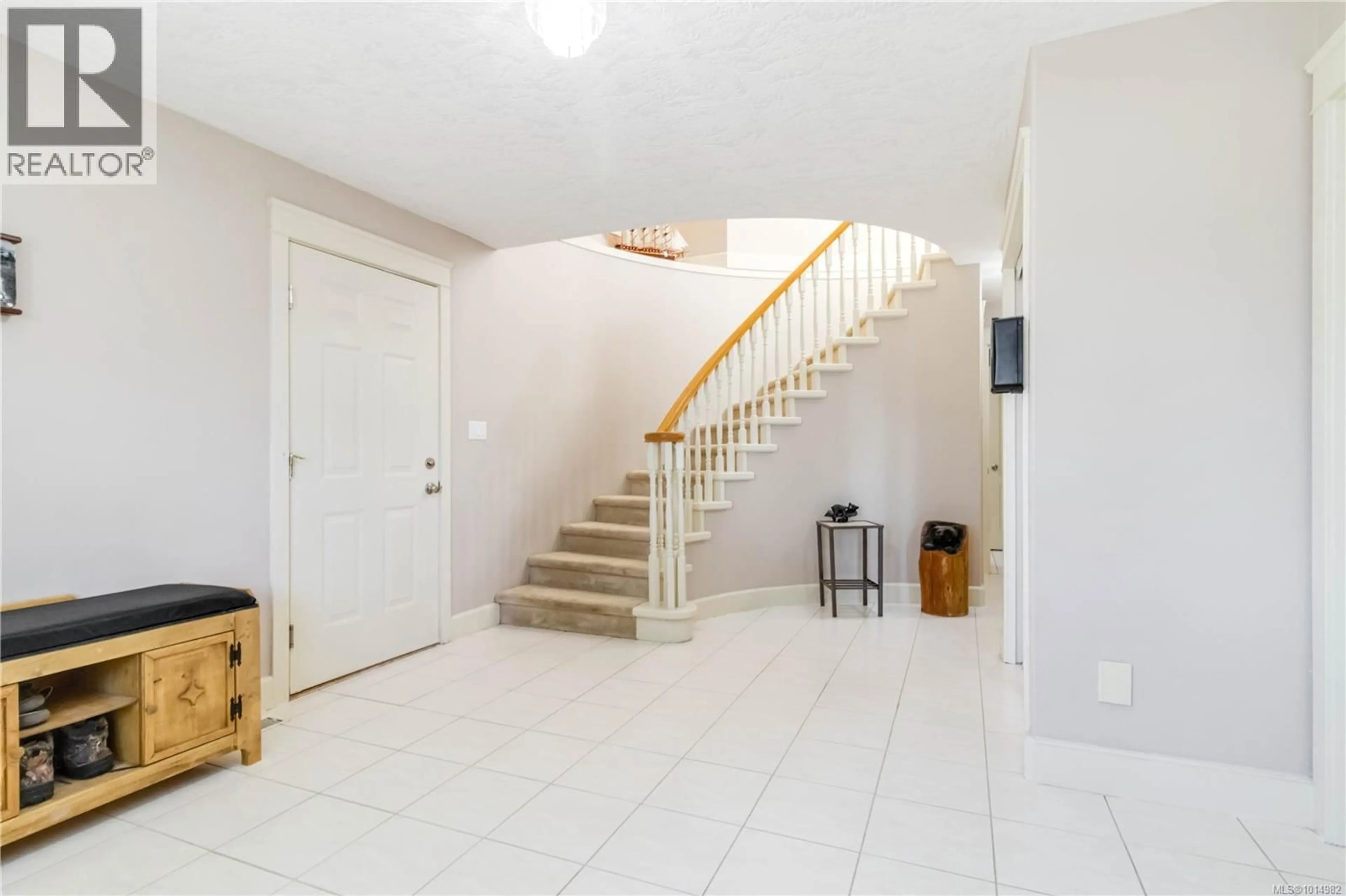 Indoor foyer for 6260 ELAINE WAY, Central Saanich British Columbia V8Z6A1