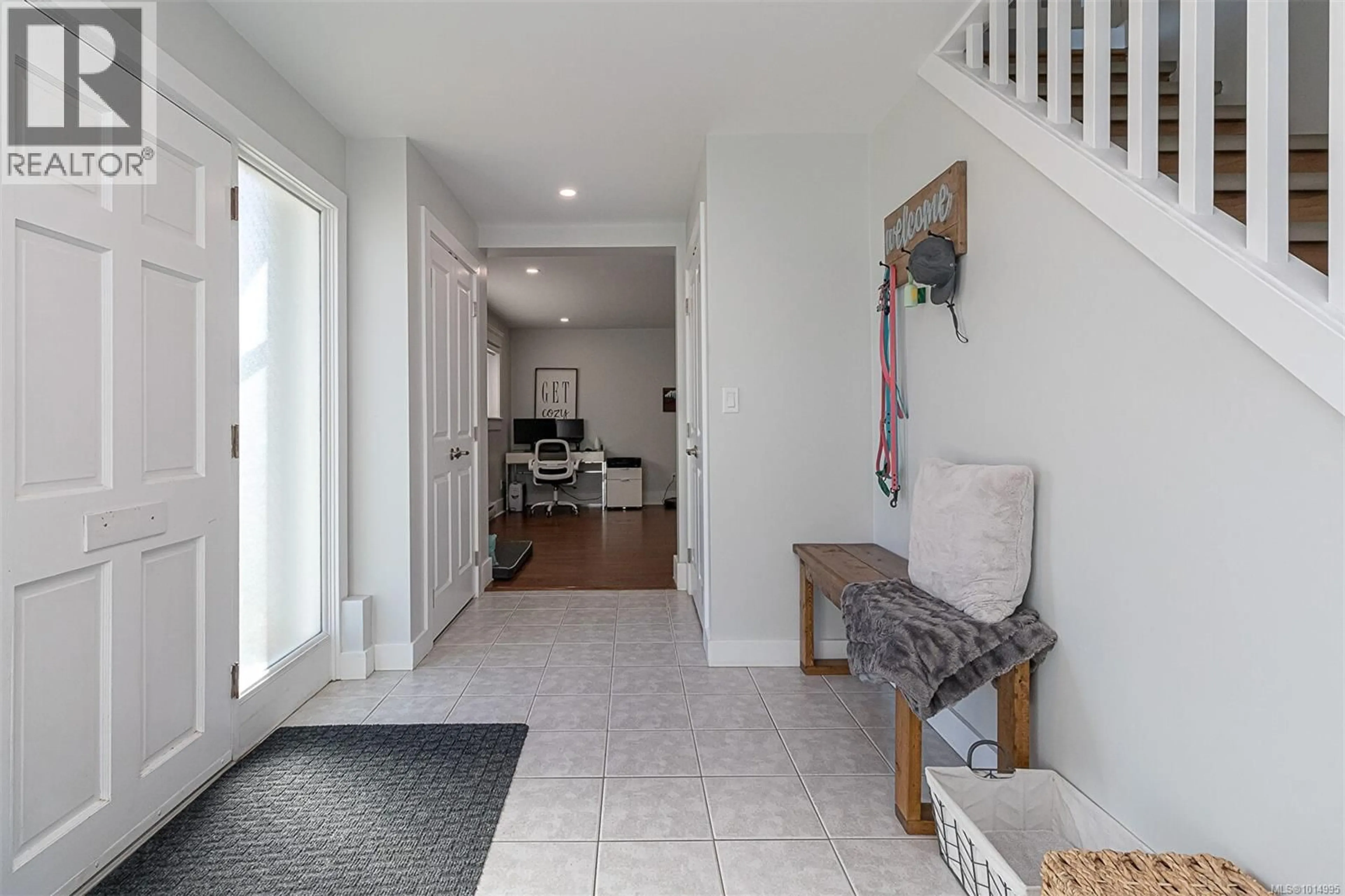 Indoor entryway for 596 PETO PLACE, Saanich British Columbia V8Z2K6
