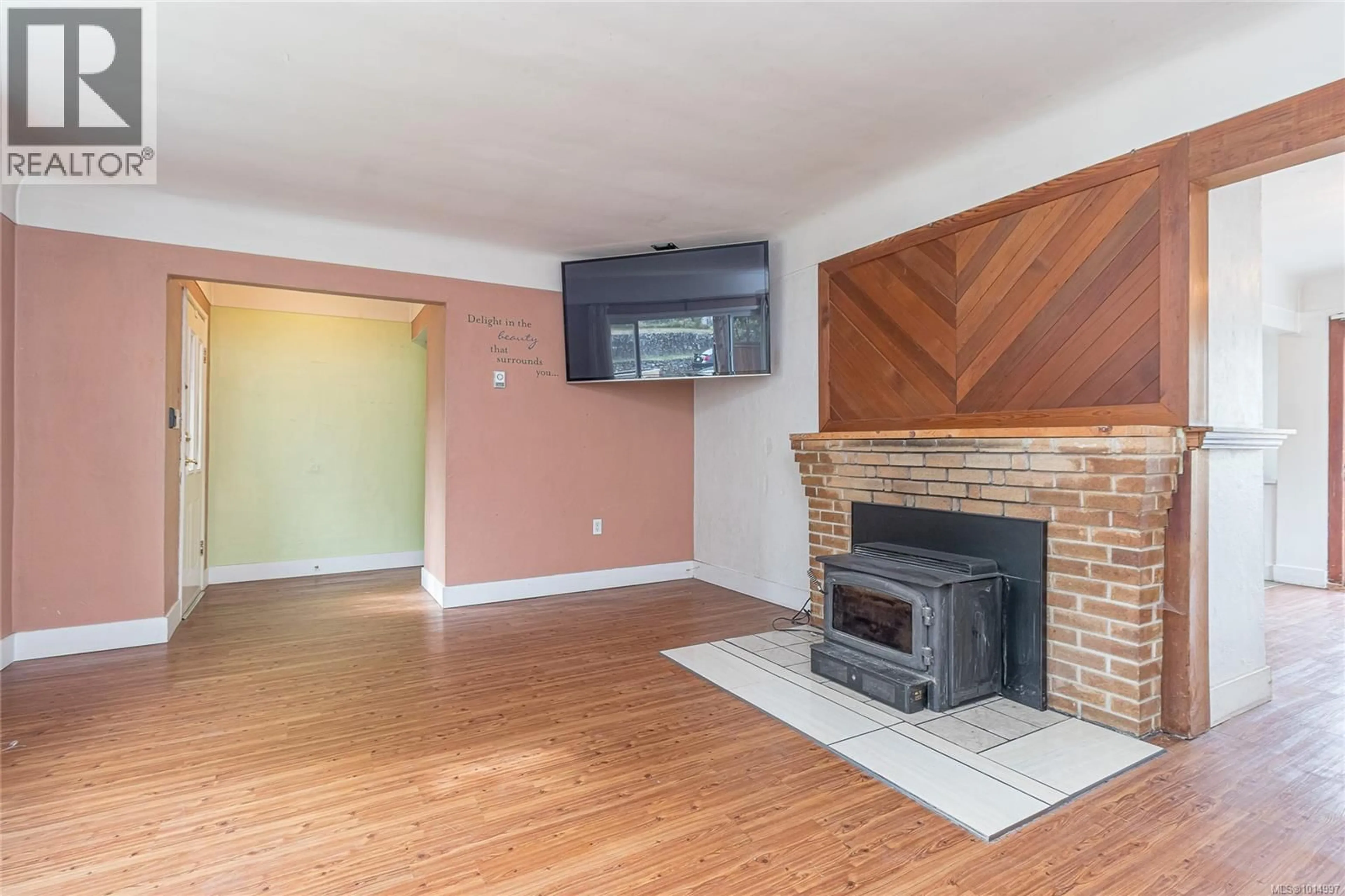 Living room with furniture, wood/laminate floor for 1124 COLVILLE ROAD, Esquimalt British Columbia V9A4P7