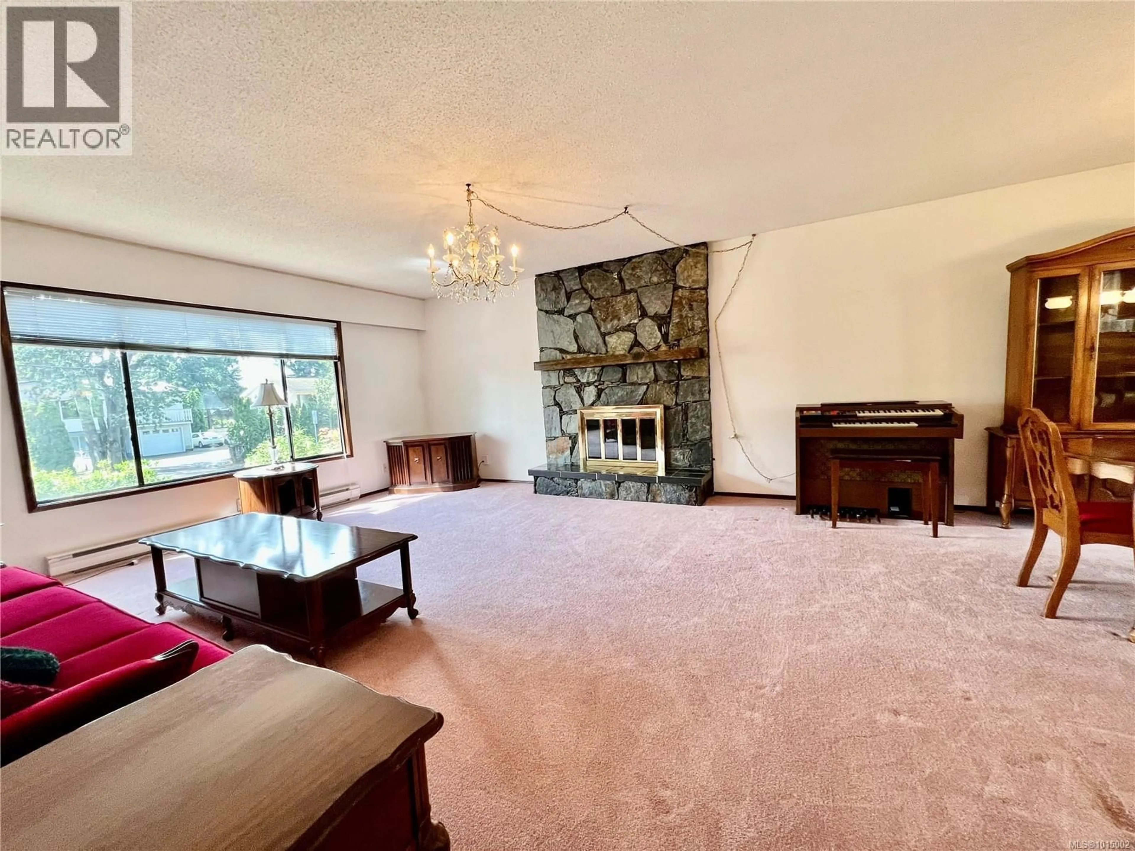 Living room with furniture, carpet floor for 1734 FELTHAM ROAD, Saanich British Columbia V8N2A3