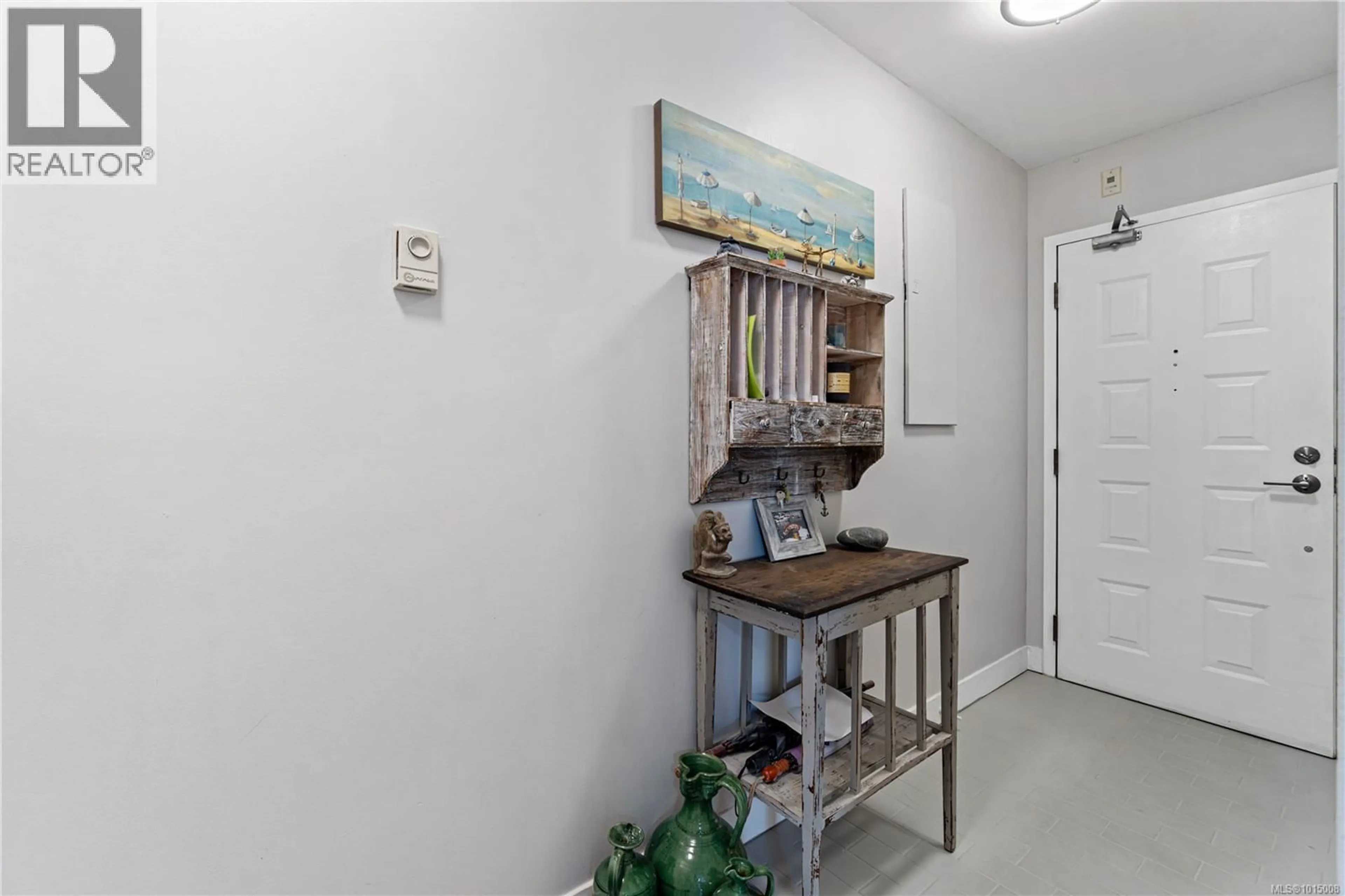 Indoor entryway for 321 - 2562 DEPARTURE BAY ROAD, Nanaimo British Columbia V9S5P1