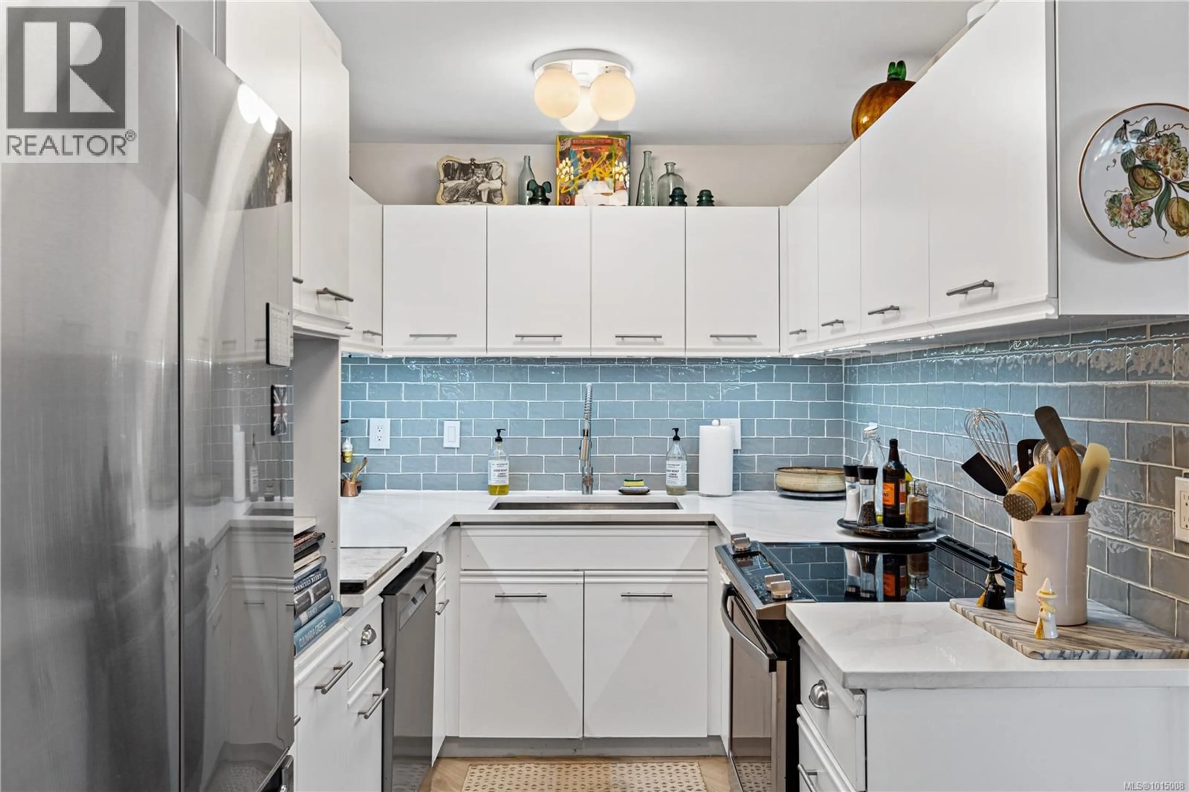 Standard kitchen, ceramic/tile floor for 321 - 2562 DEPARTURE BAY ROAD, Nanaimo British Columbia V9S5P1