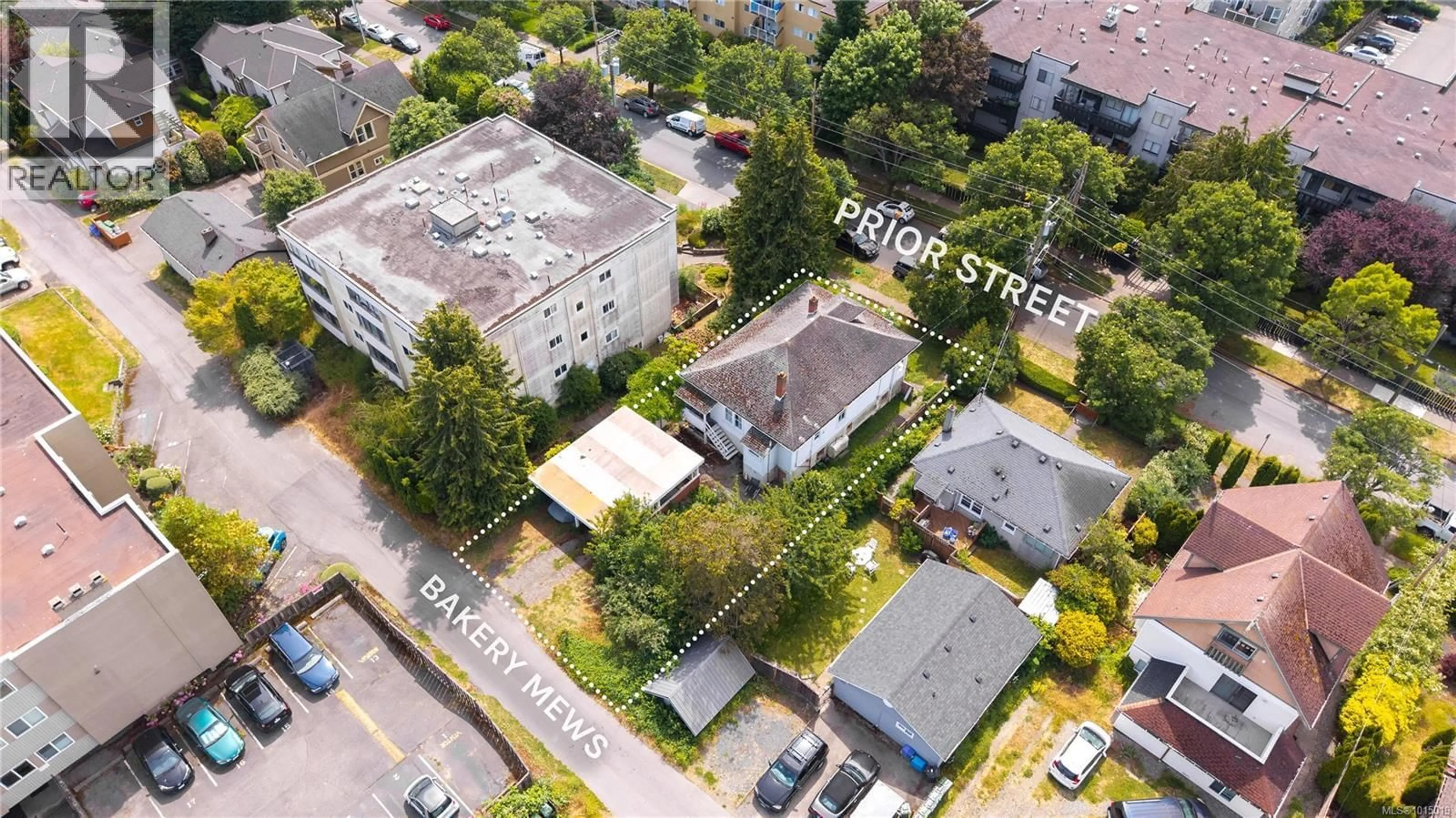 A pic from outside/outdoor area/front of a property/back of a property/a pic from drone, street for 2639 PRIOR STREET, Victoria British Columbia V8T3X7
