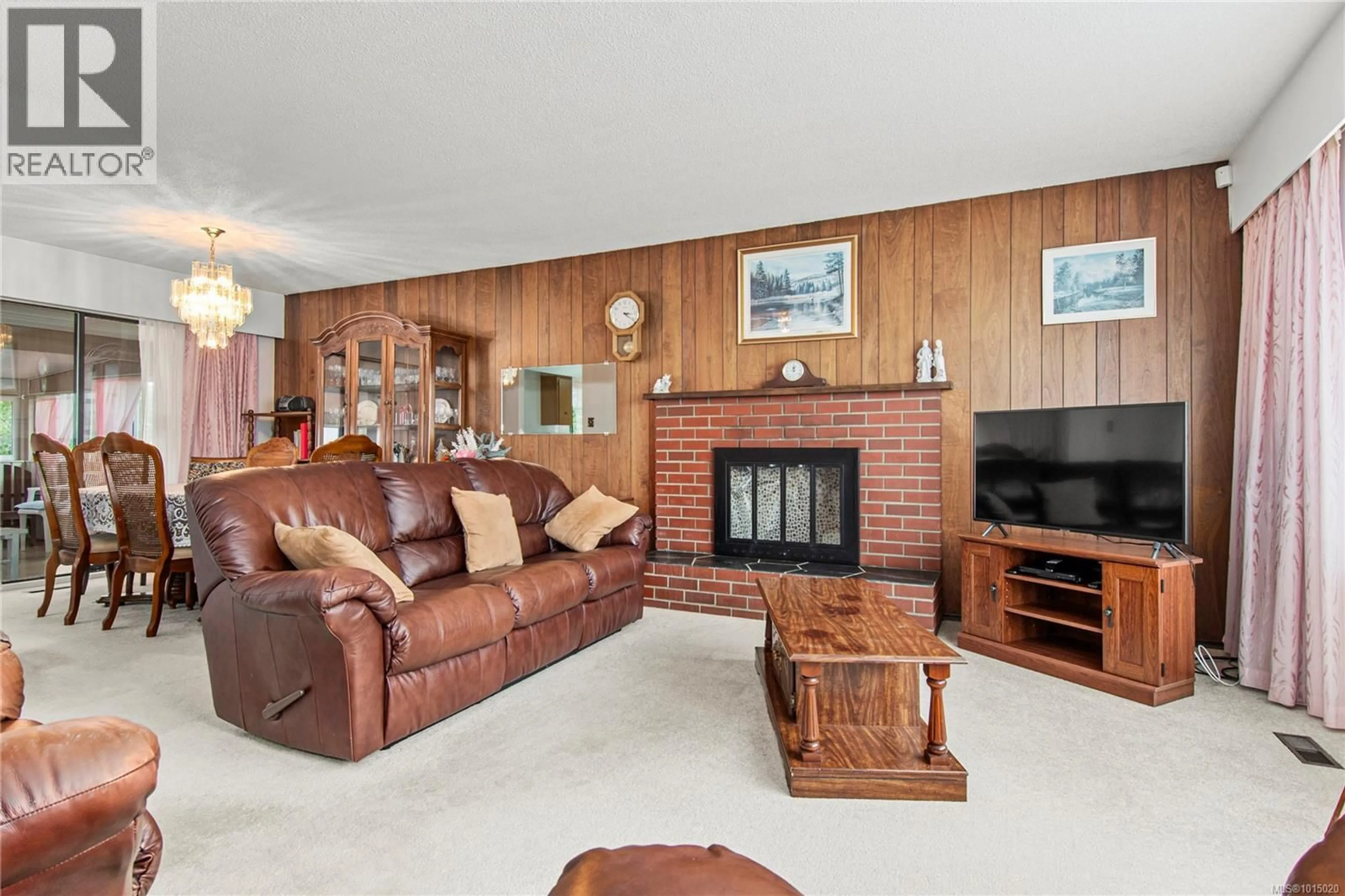 Living room with furniture, wood/laminate floor for 724 4TH AVENUE, Campbell River British Columbia V9W3W9