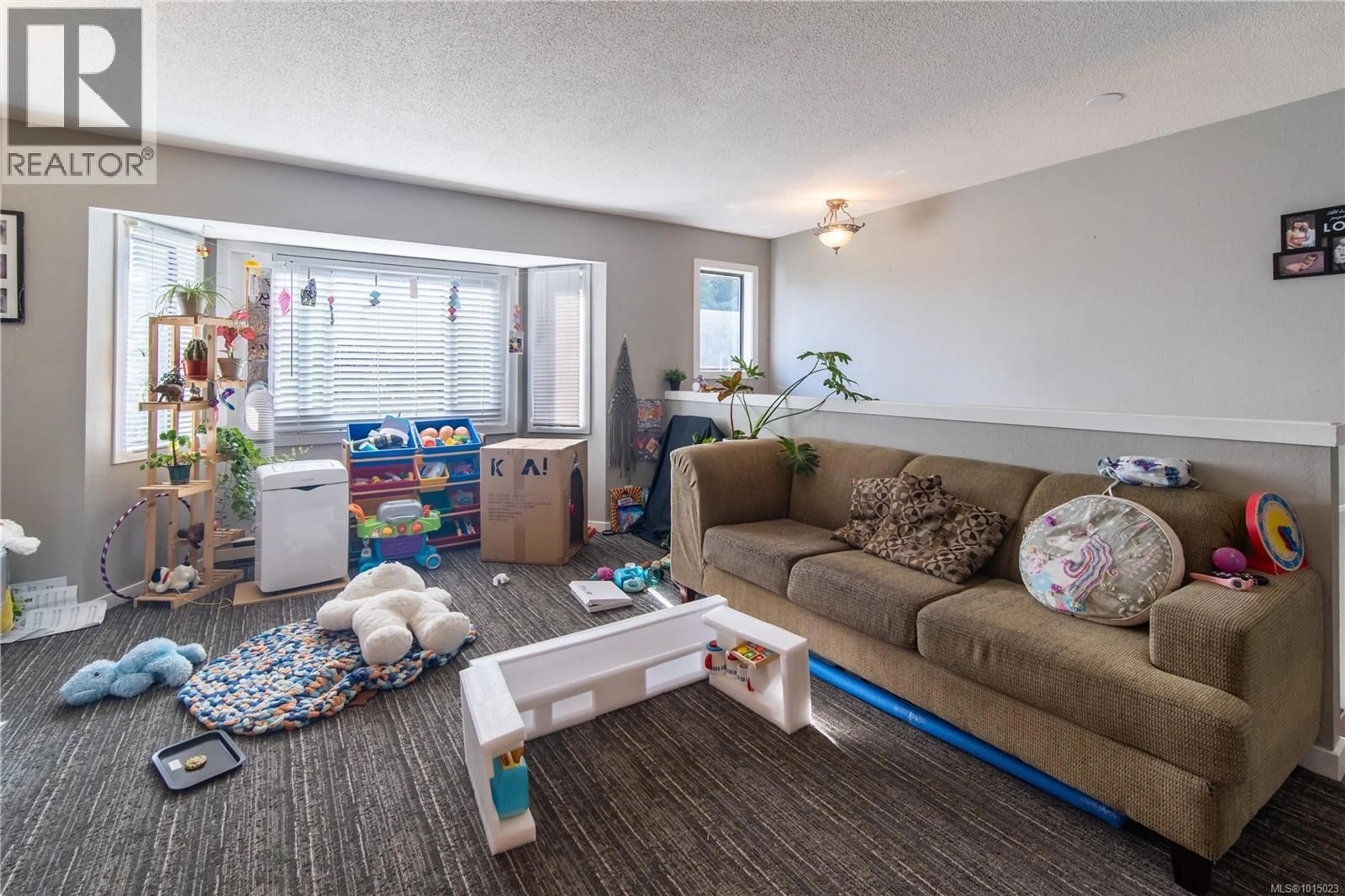 Living room with furniture, unknown for 724 STANCOMBE PLACE, Esquimalt British Columbia V9A7E6