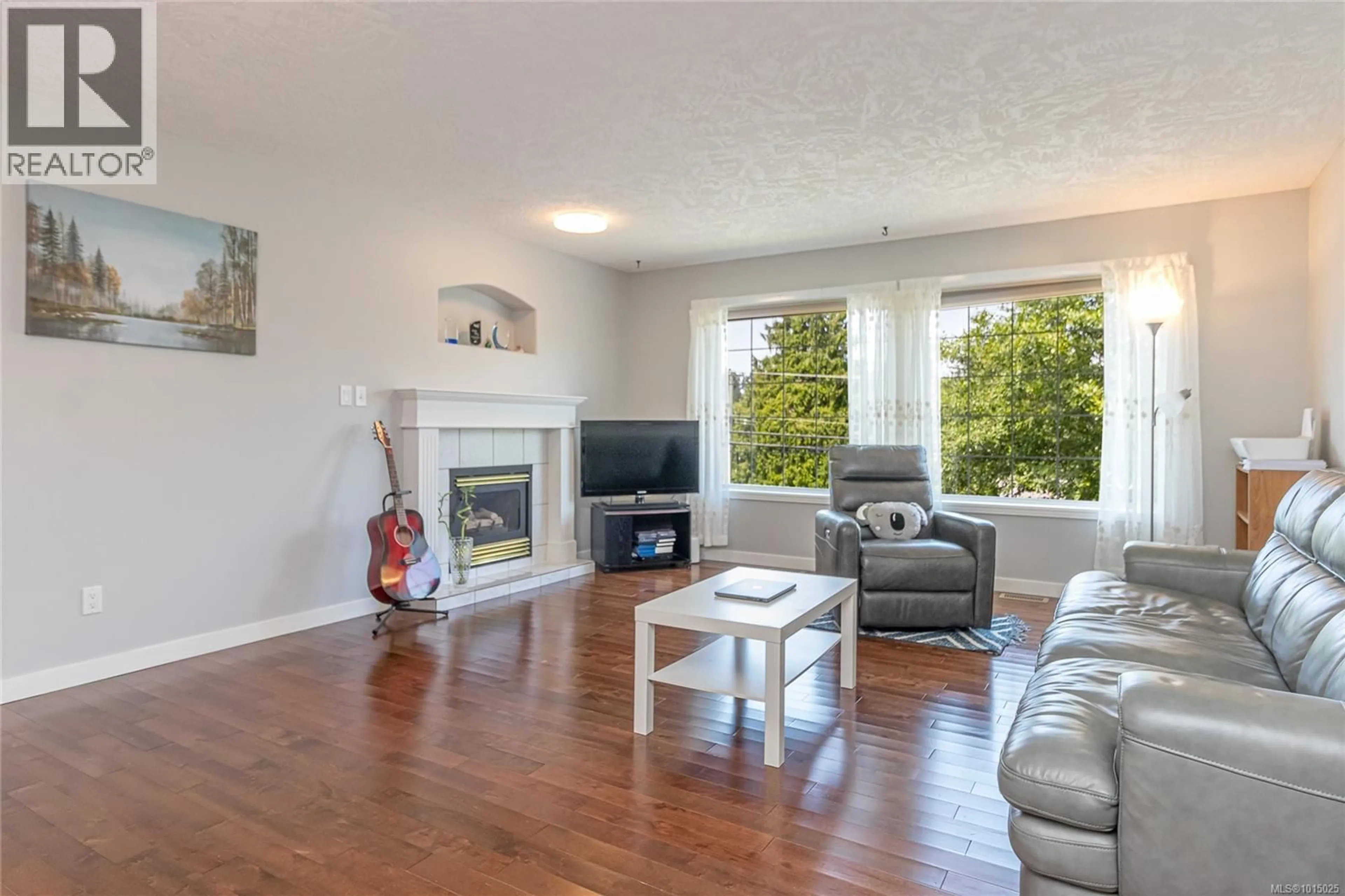 Living room with furniture, wood/laminate floor for 4731 HAMMOND BAY ROAD, Nanaimo British Columbia V9T5A9