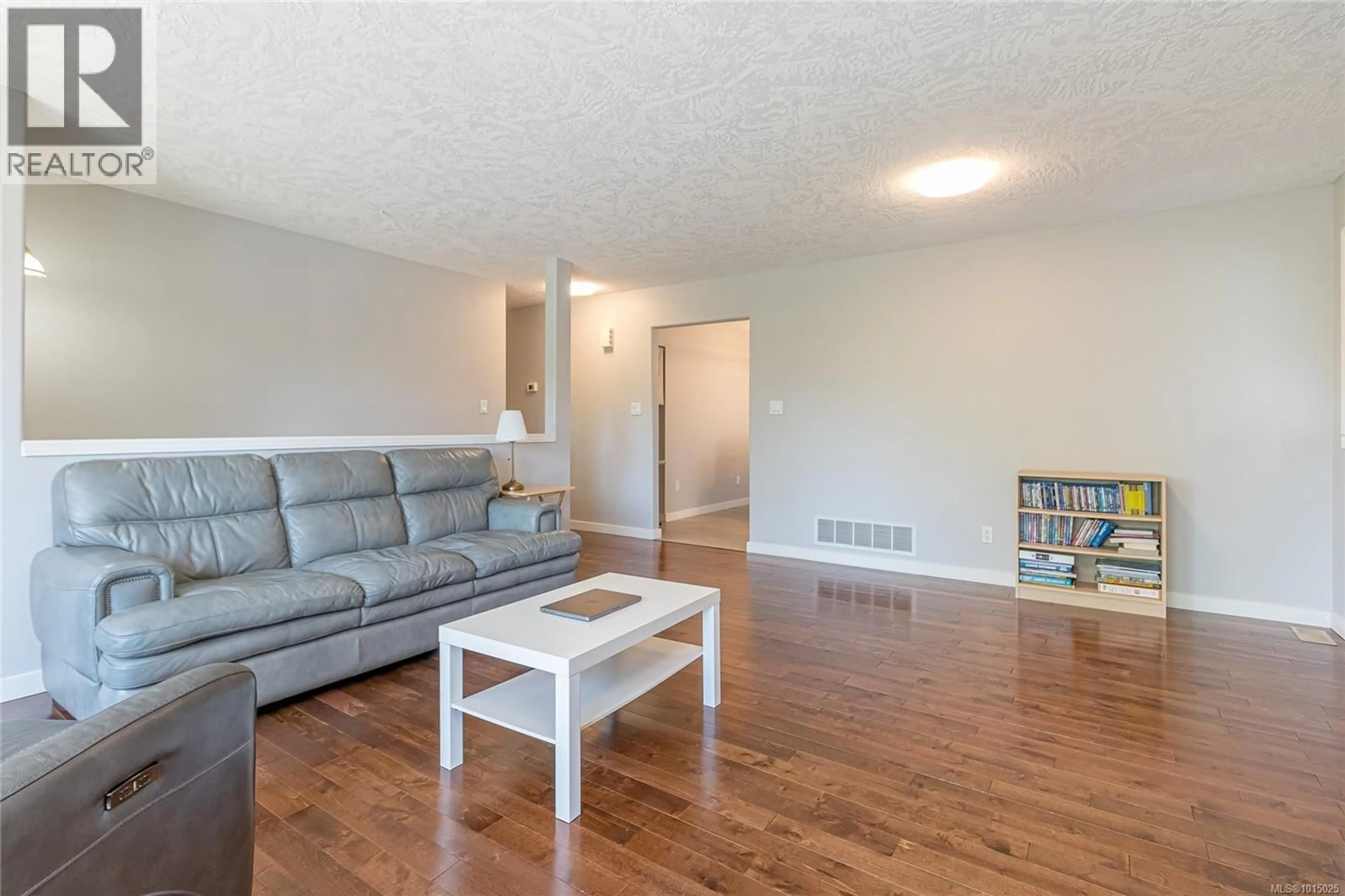 Living room with furniture, wood/laminate floor for 4731 HAMMOND BAY ROAD, Nanaimo British Columbia V9T5A9