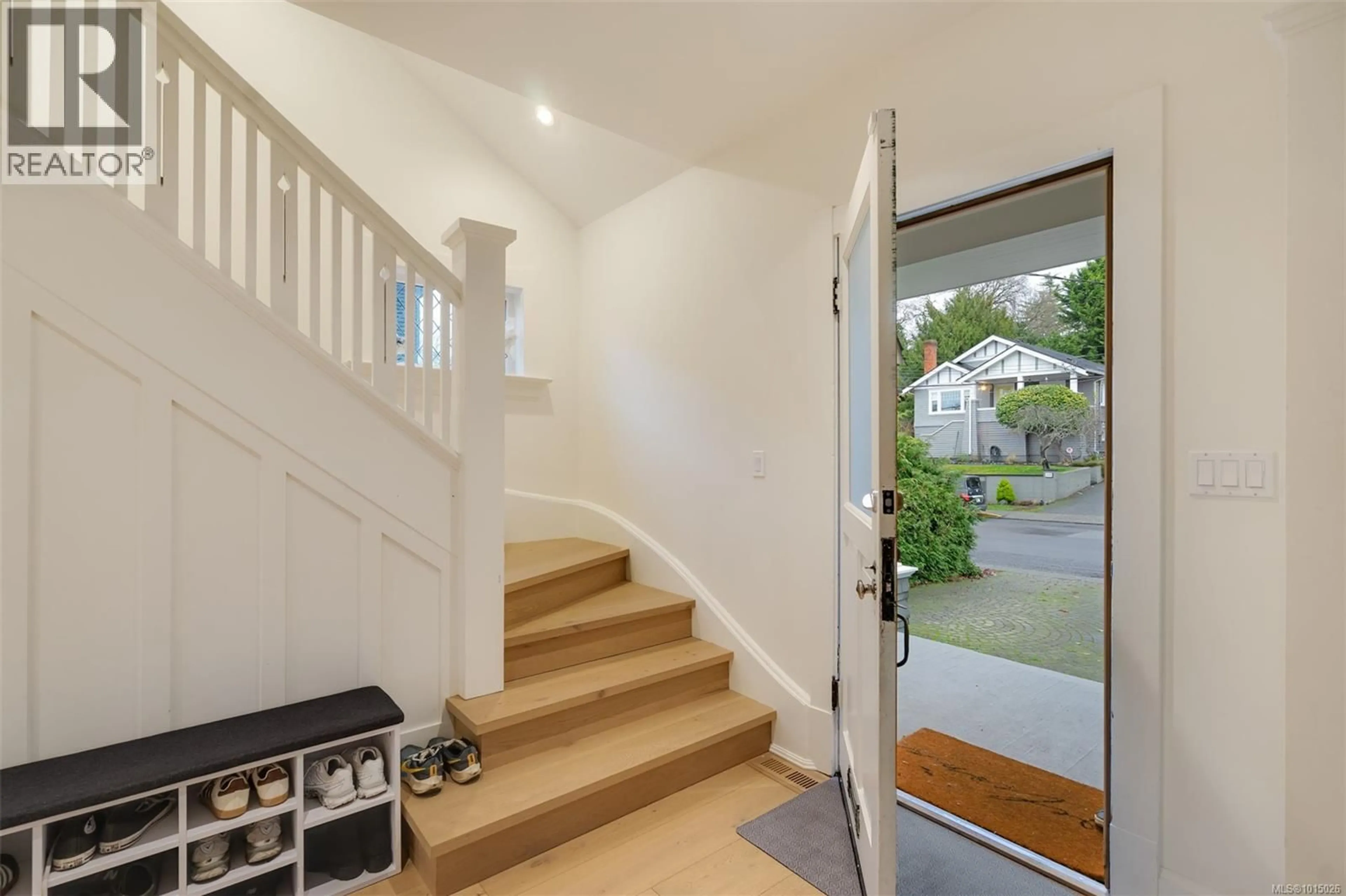 Indoor entryway for 1546 MONTEREY AVENUE, Oak Bay British Columbia V8R5V4