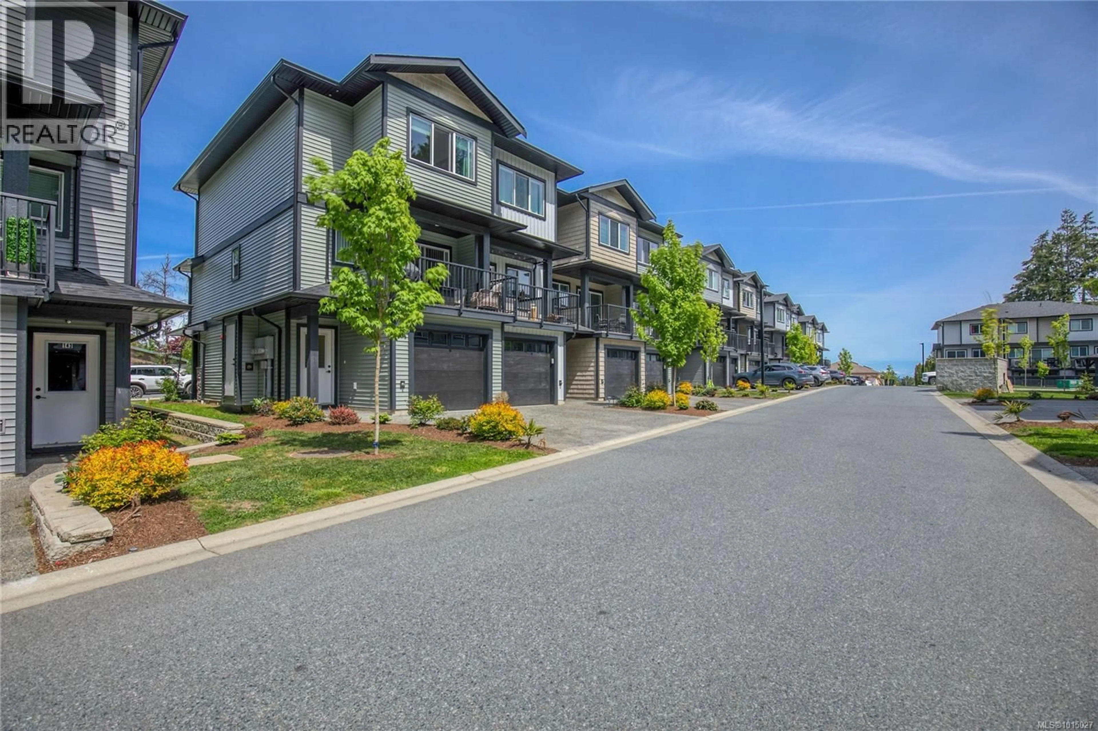 A pic from outside/outdoor area/front of a property/back of a property/a pic from drone, street for 142 - 600 NINTH STREET, Nanaimo British Columbia V9R0L4