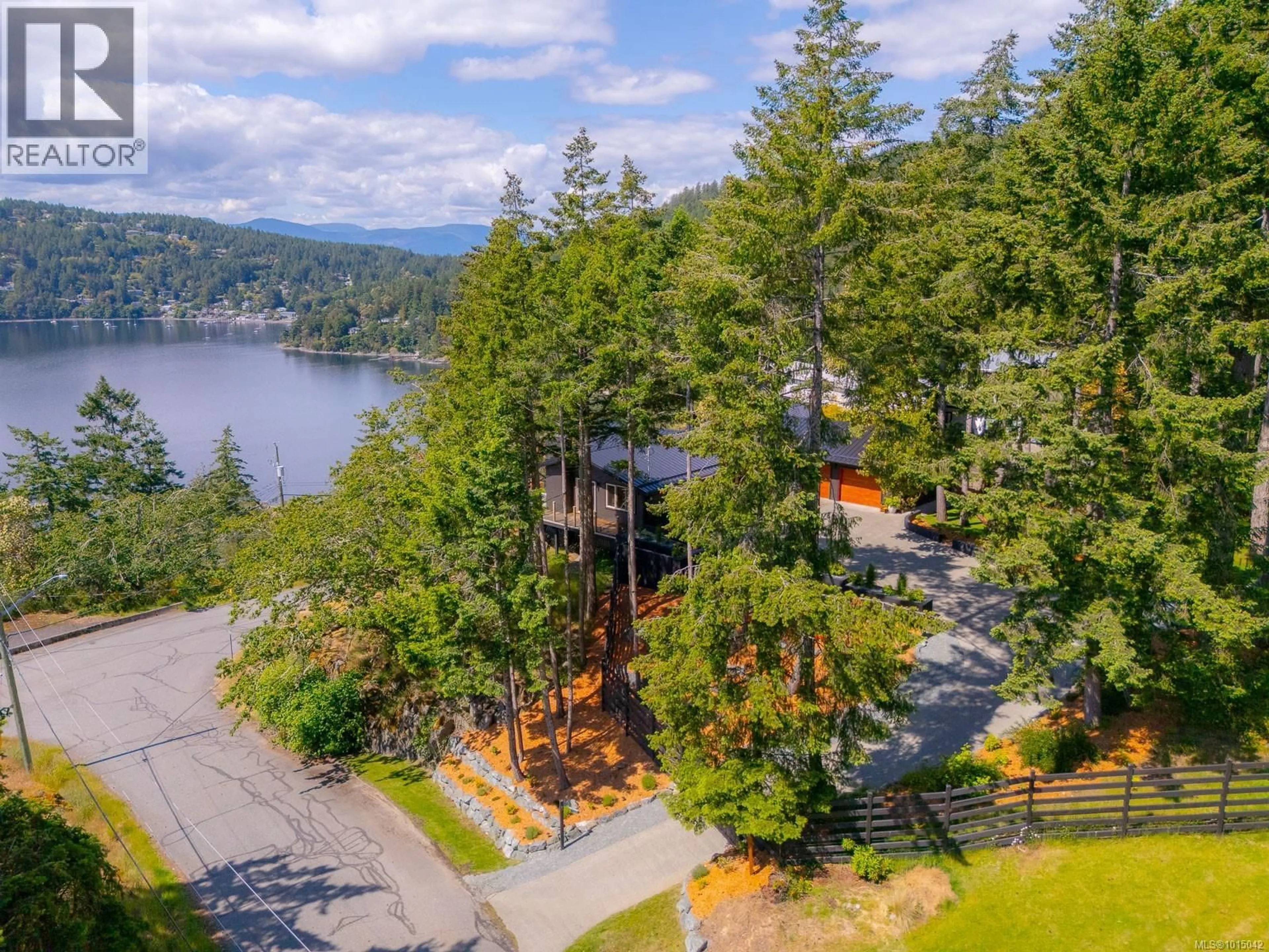 A pic from outside/outdoor area/front of a property/back of a property/a pic from drone, water/lake/river/ocean view for 543 BAYVIEW PLACE, Duncan British Columbia V9L5X7