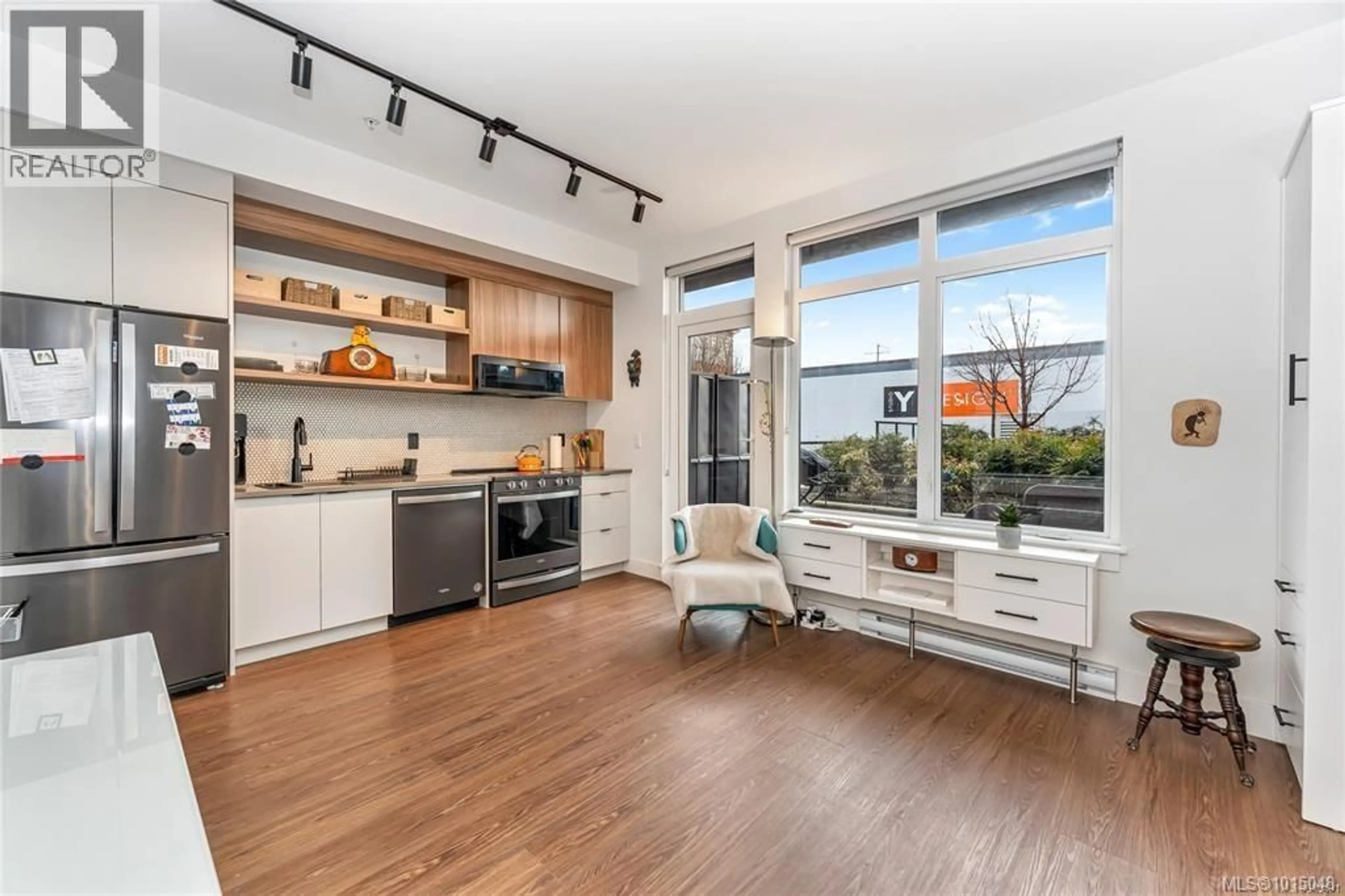Open concept kitchen, wood/laminate floor for 219 - 515 CHATHAM STREET, Victoria British Columbia V8T0C8