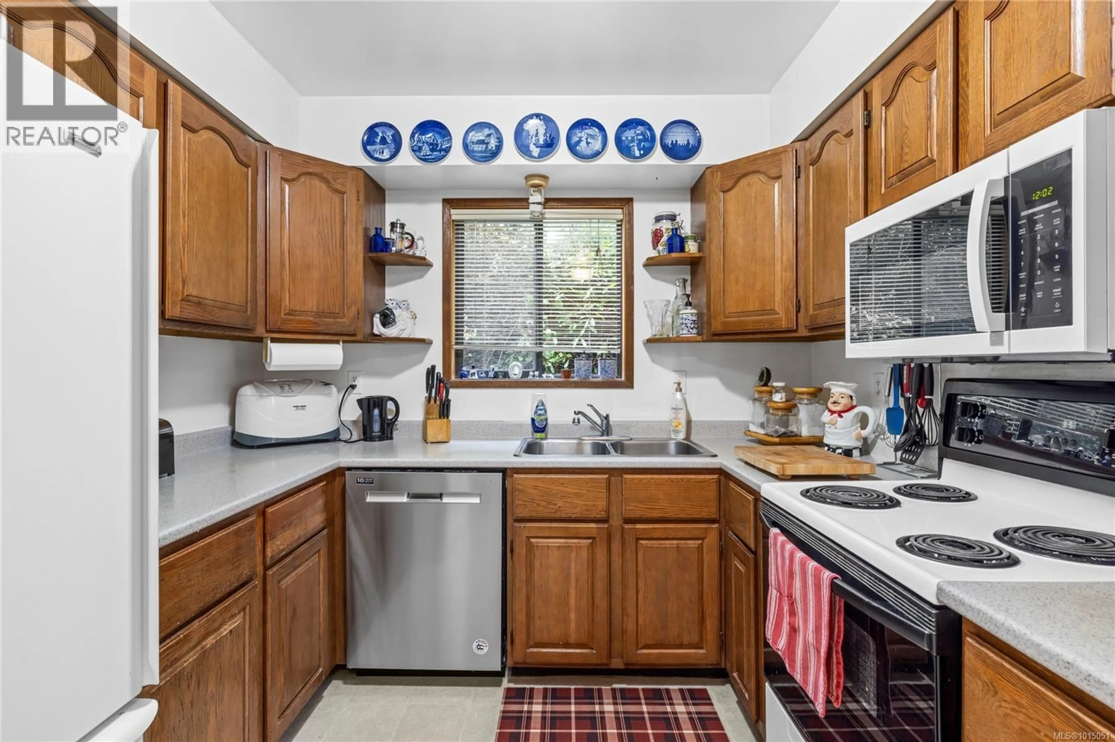 Standard kitchen, ceramic/tile floor for 433 TRIO LANE, Qualicum Beach British Columbia V9K1L9