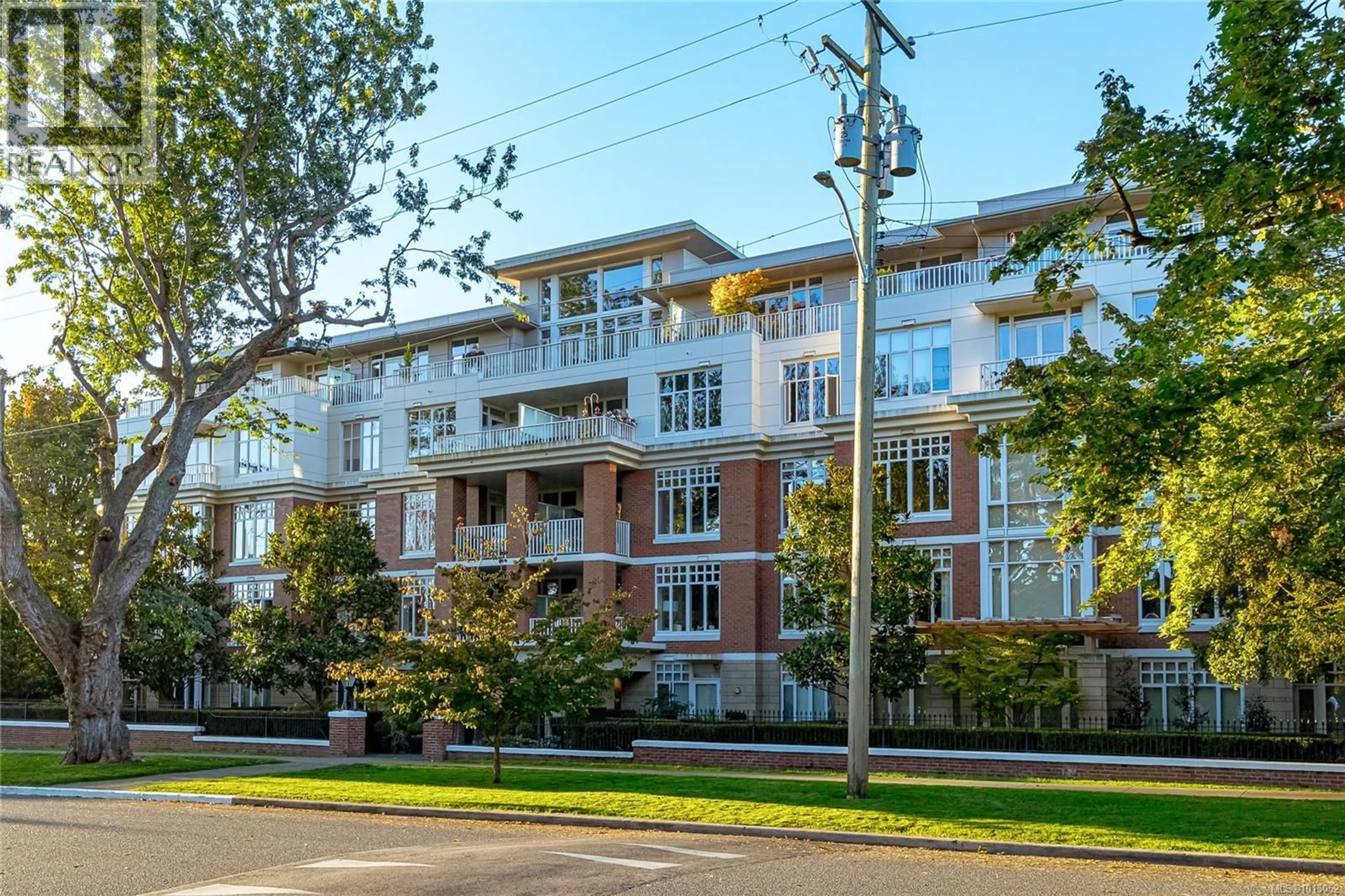 Patio, unknown for 214 - 999 BURDETT AVENUE, Victoria British Columbia V8S1G6