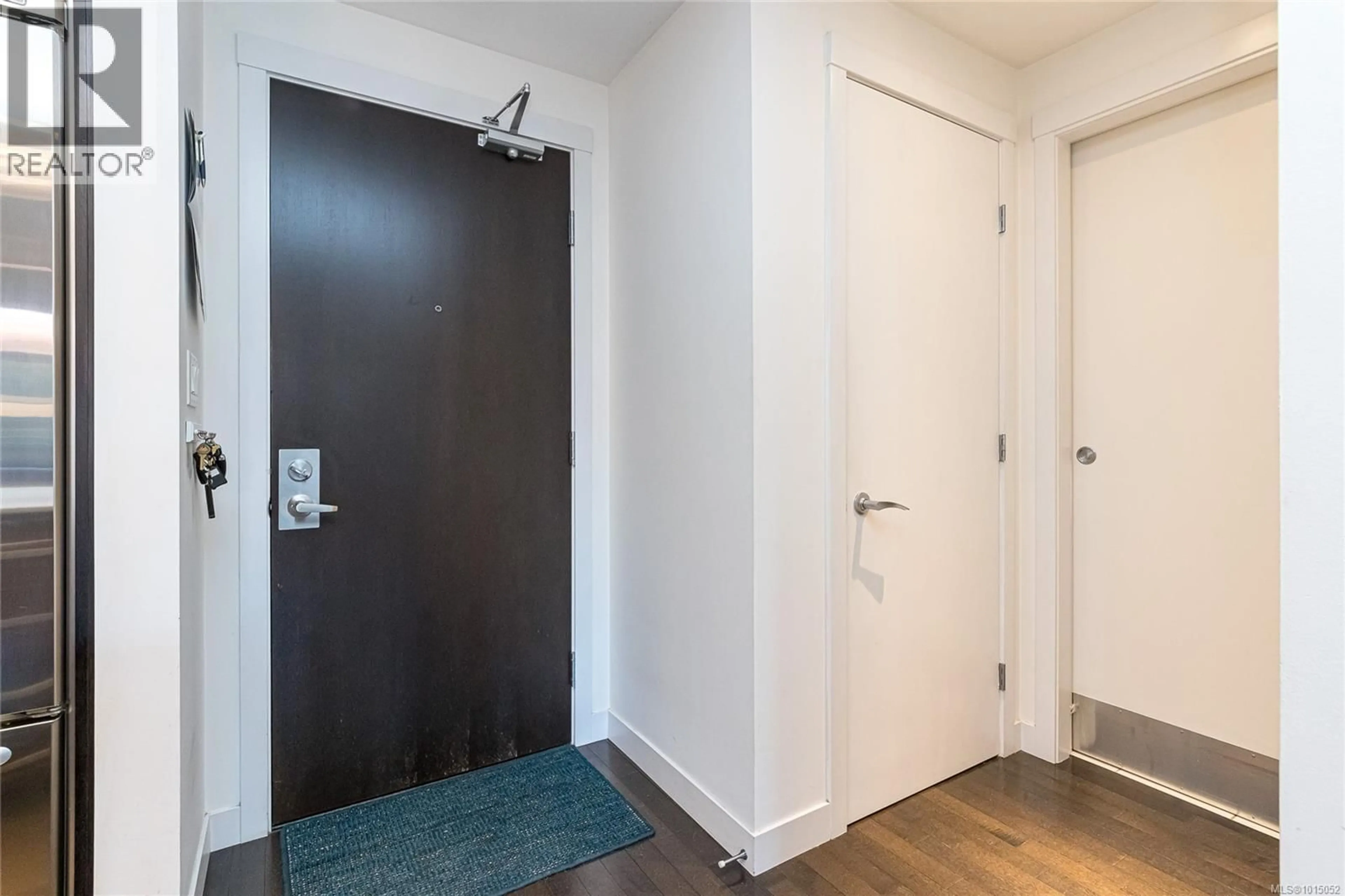 Indoor entryway for 214 - 999 BURDETT AVENUE, Victoria British Columbia V8S1G6