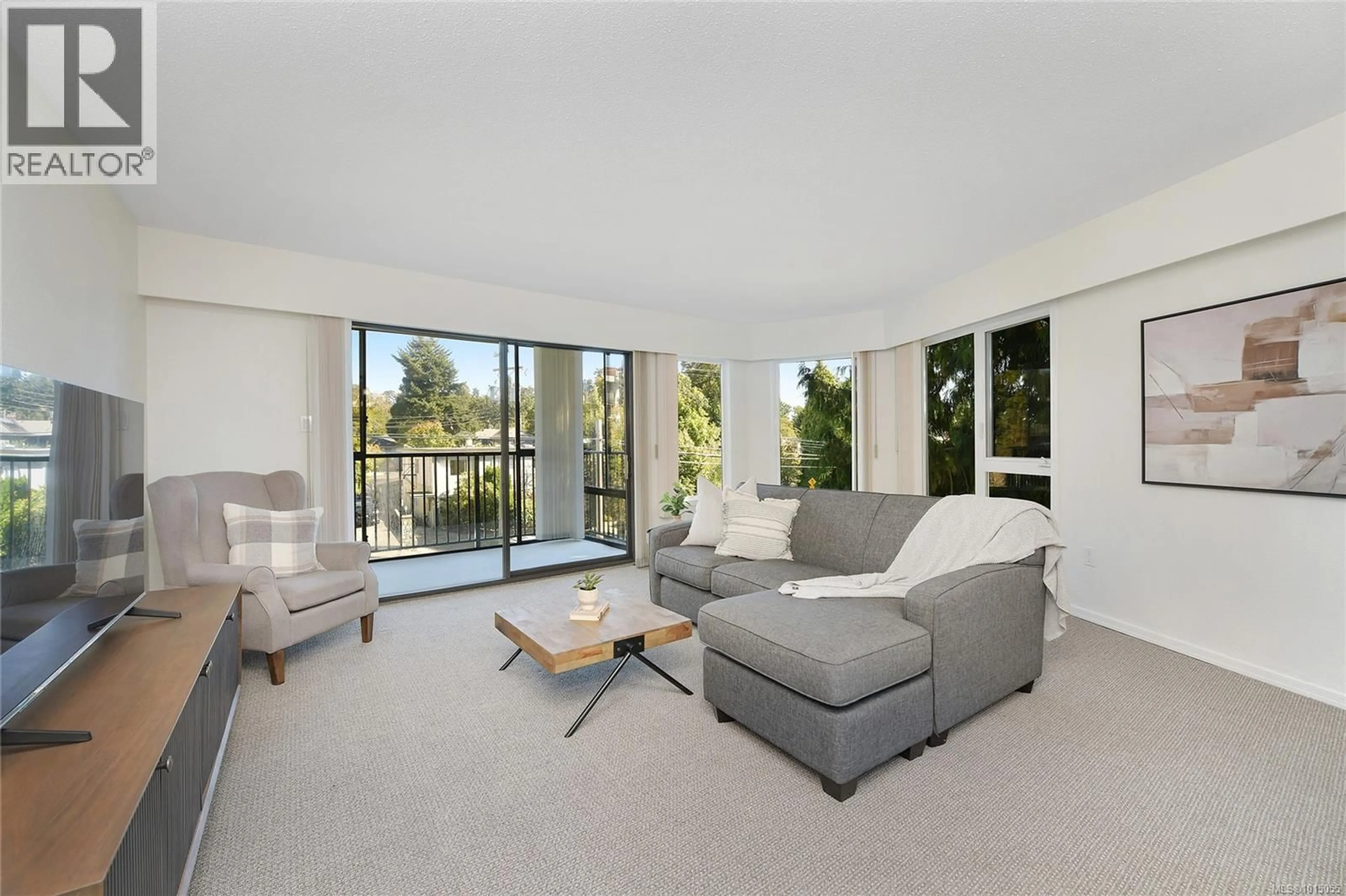 Living room with furniture, unknown for 301 - 1170 ROCKLAND AVENUE, Victoria British Columbia V8V3H7