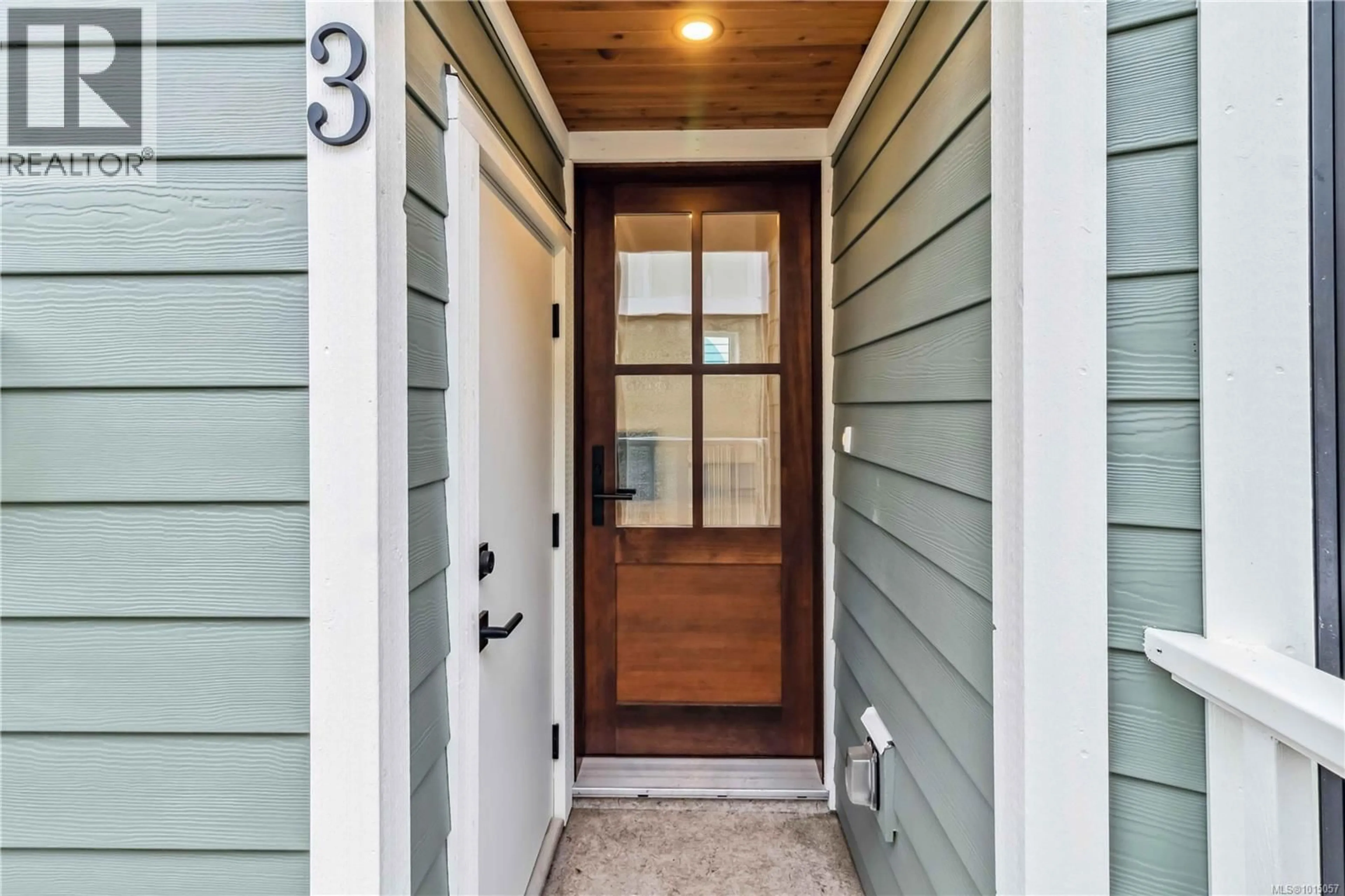 Indoor entryway for 3 - 1915 FERNWOOD ROAD, Victoria British Columbia V8T2Y6