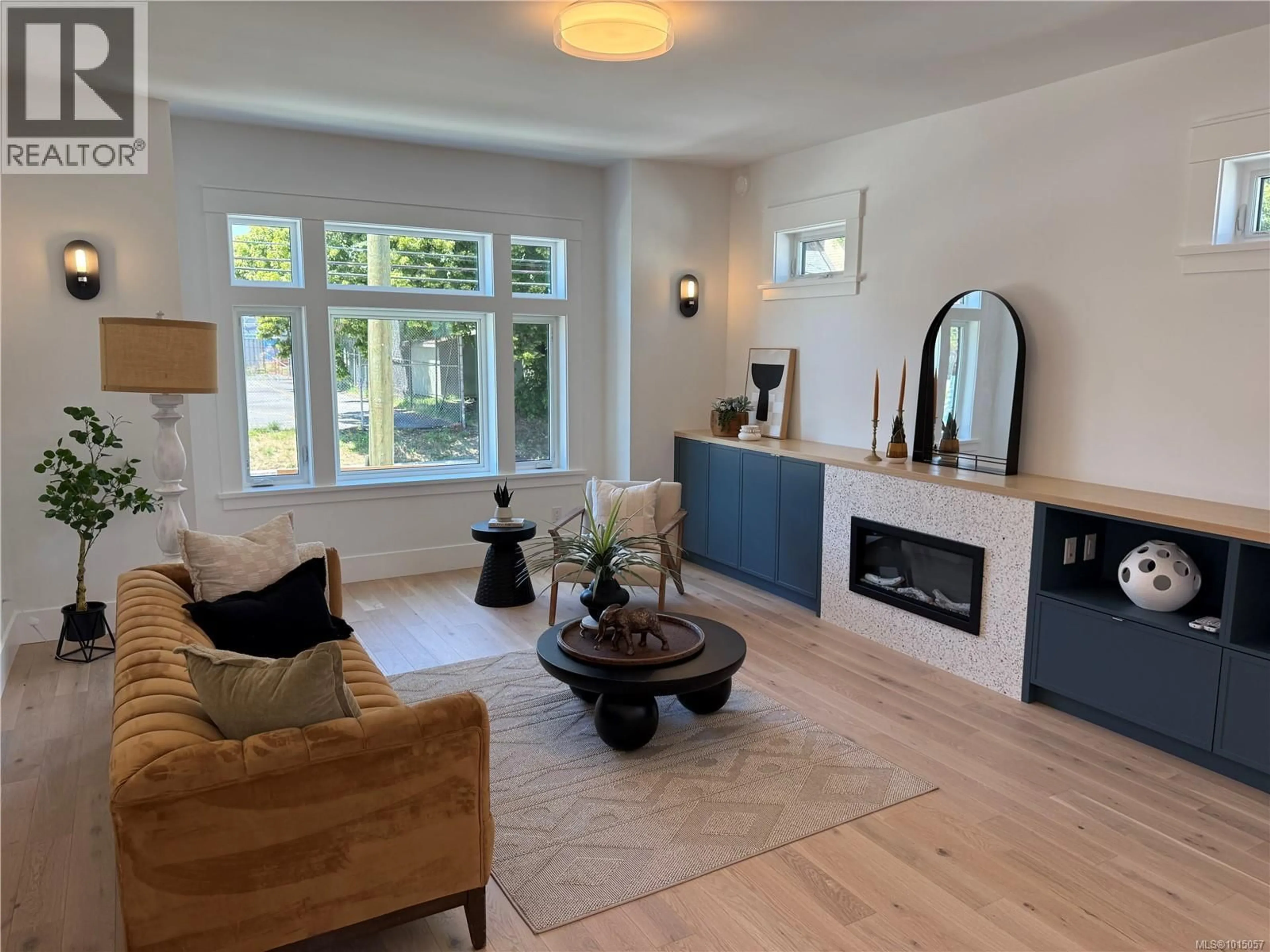 Living room with furniture, unknown for 3 - 1915 FERNWOOD ROAD, Victoria British Columbia V8T2Y6