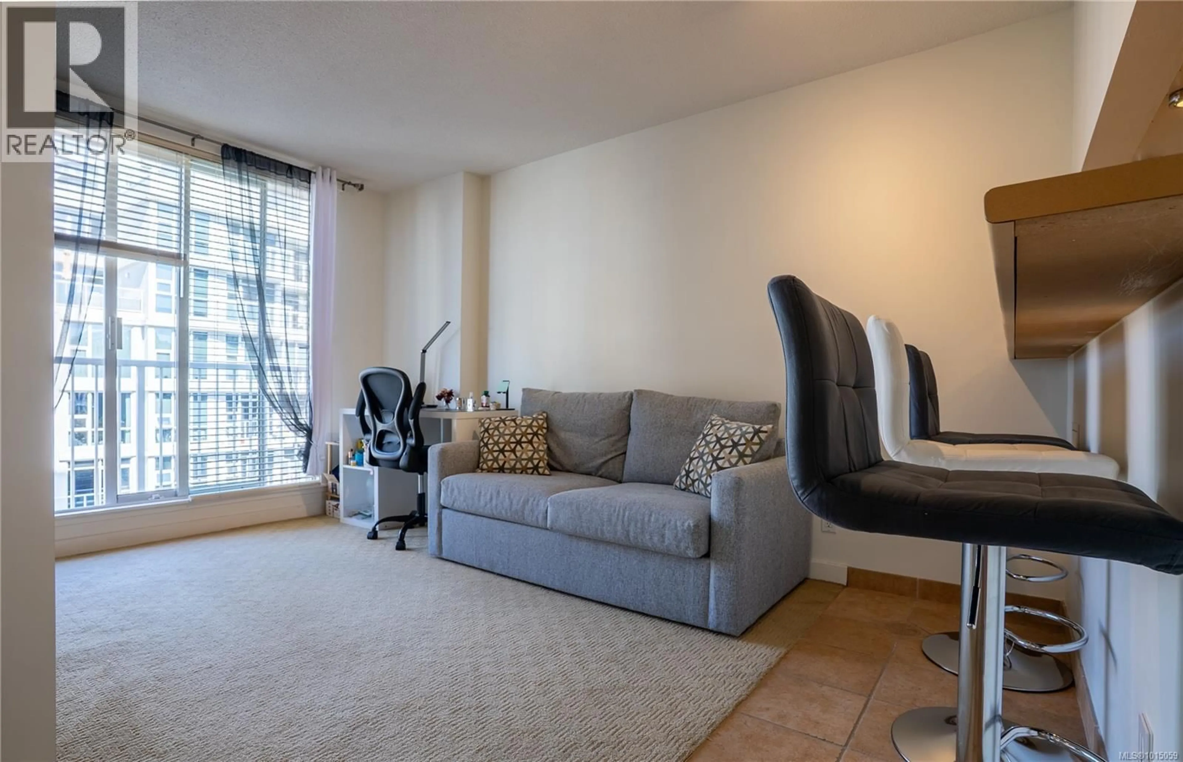 Living room with furniture, carpet floor for 603 - 835 VIEW STREET, Victoria British Columbia V8W3W8