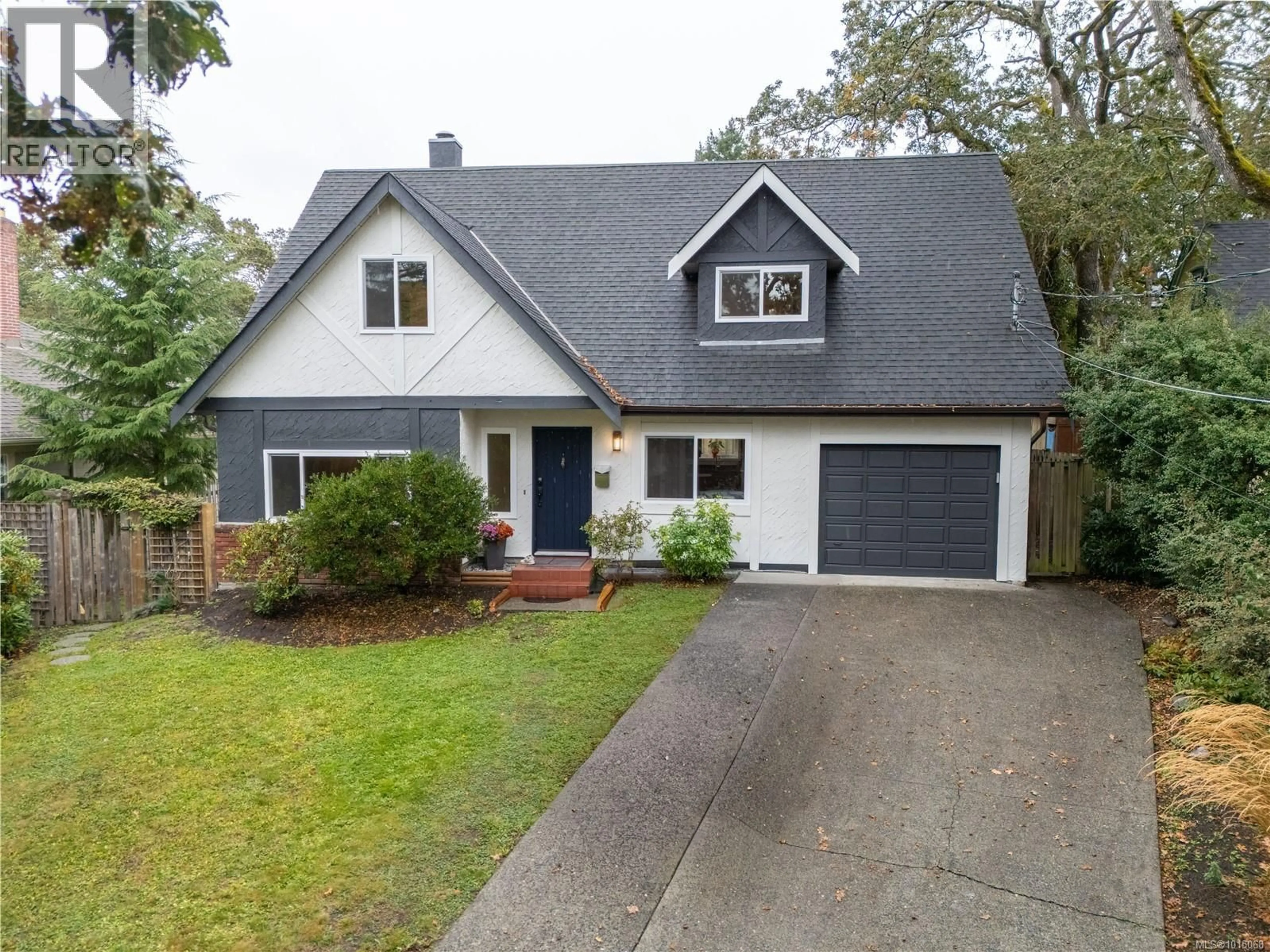 Home with vinyl exterior material, street for 3909 BLENKINSOP ROAD, Saanich British Columbia V8P3P2