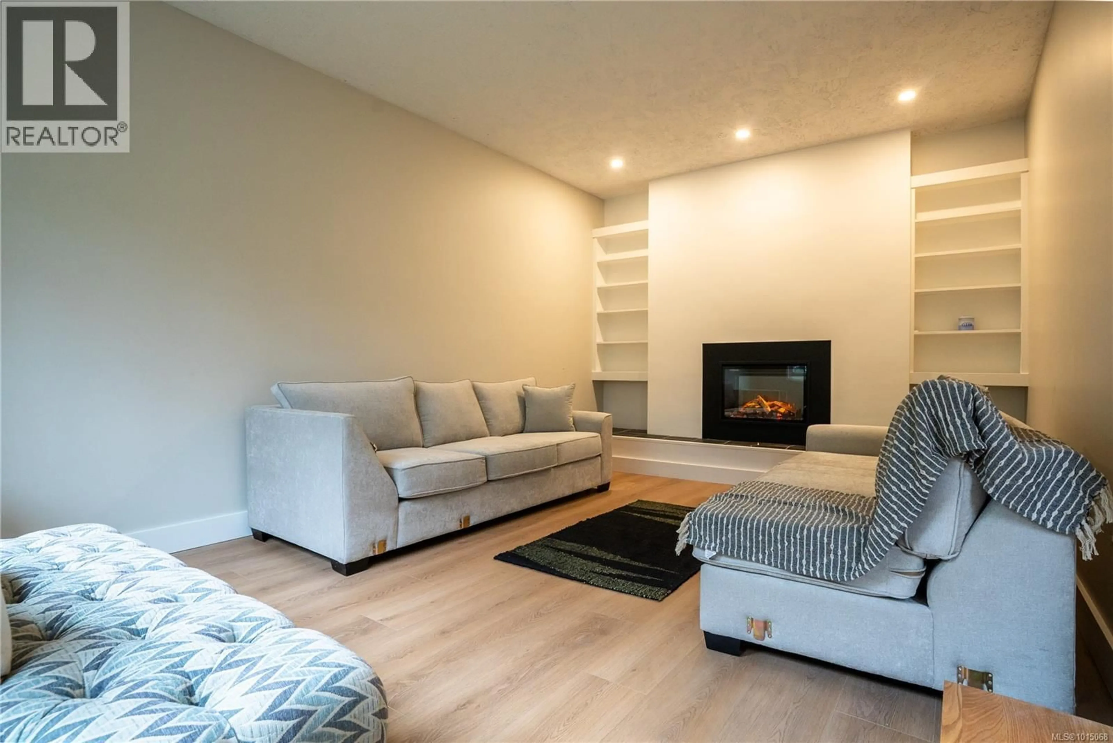 Living room with furniture, unknown for 3909 BLENKINSOP ROAD, Saanich British Columbia V8P3P2