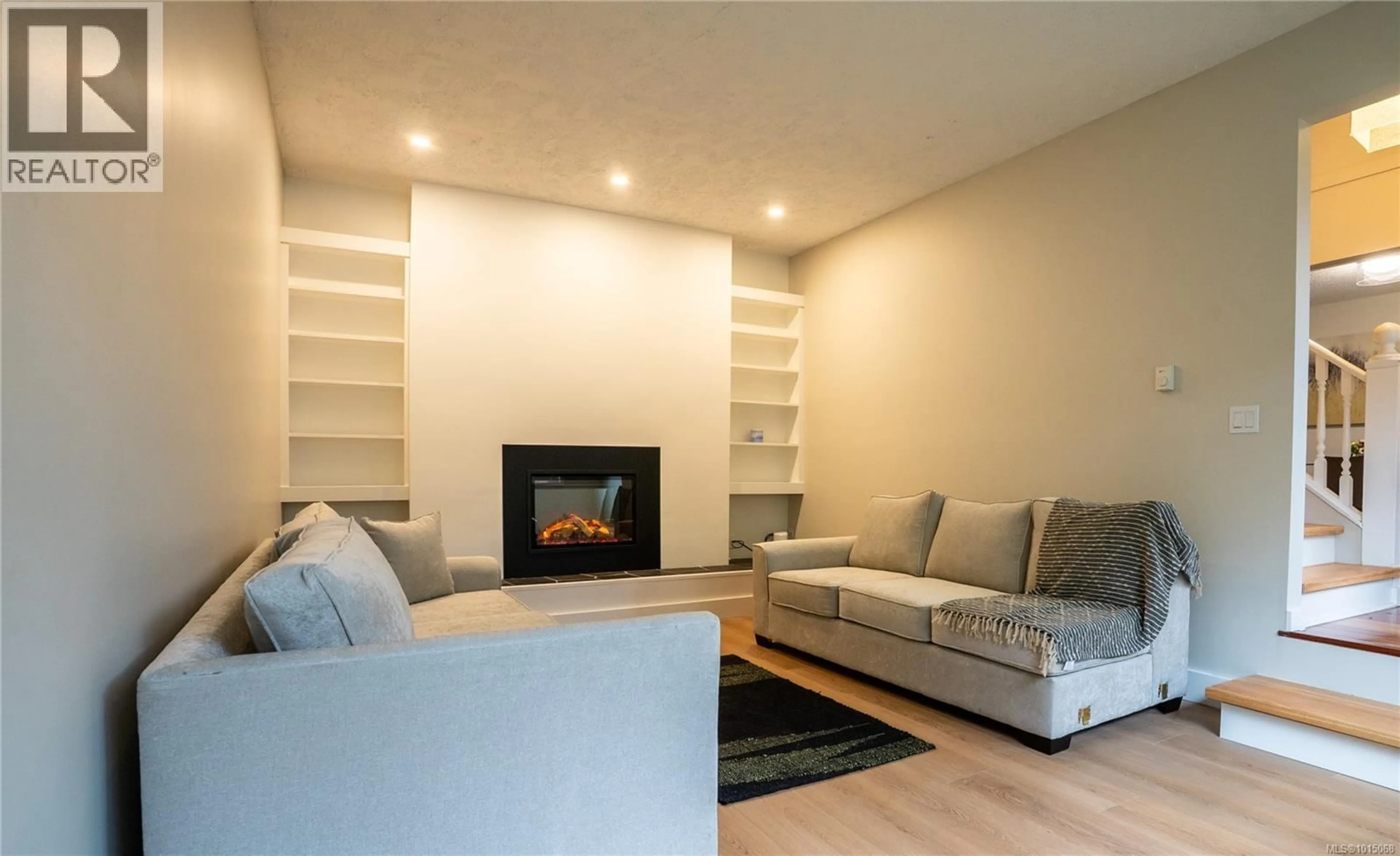 Living room with furniture, wood/laminate floor for 3909 BLENKINSOP ROAD, Saanich British Columbia V8P3P2
