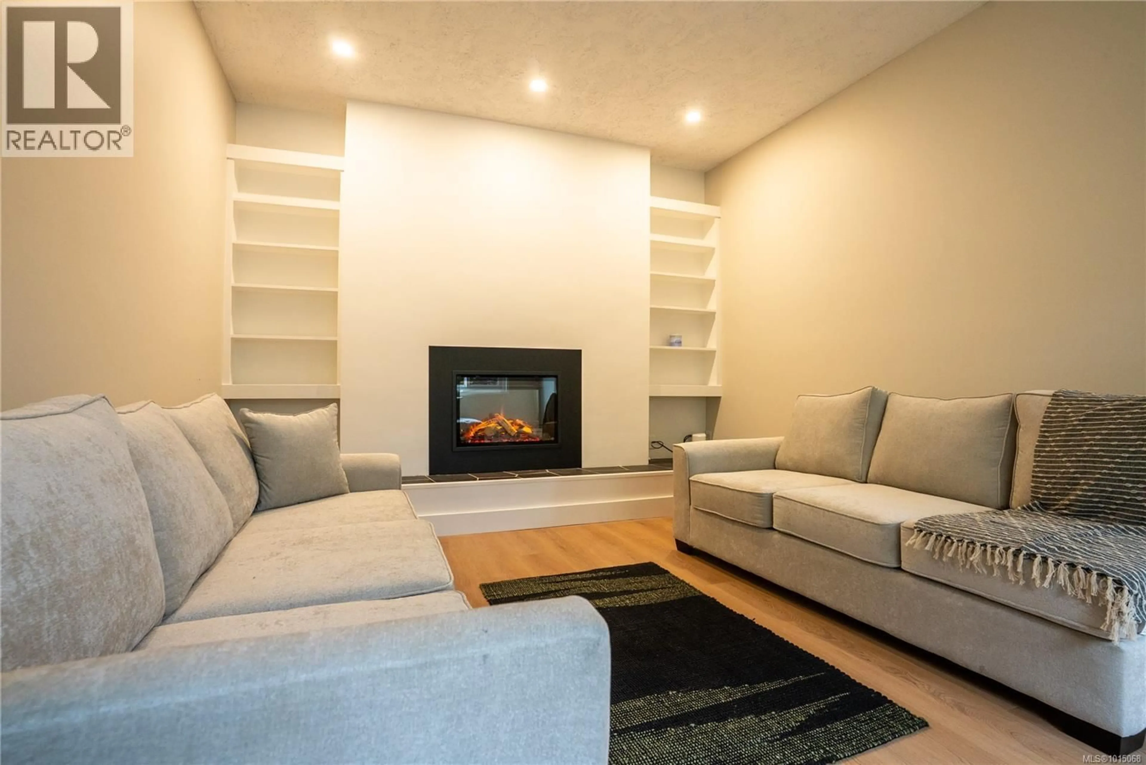 Living room with furniture, unknown for 3909 BLENKINSOP ROAD, Saanich British Columbia V8P3P2