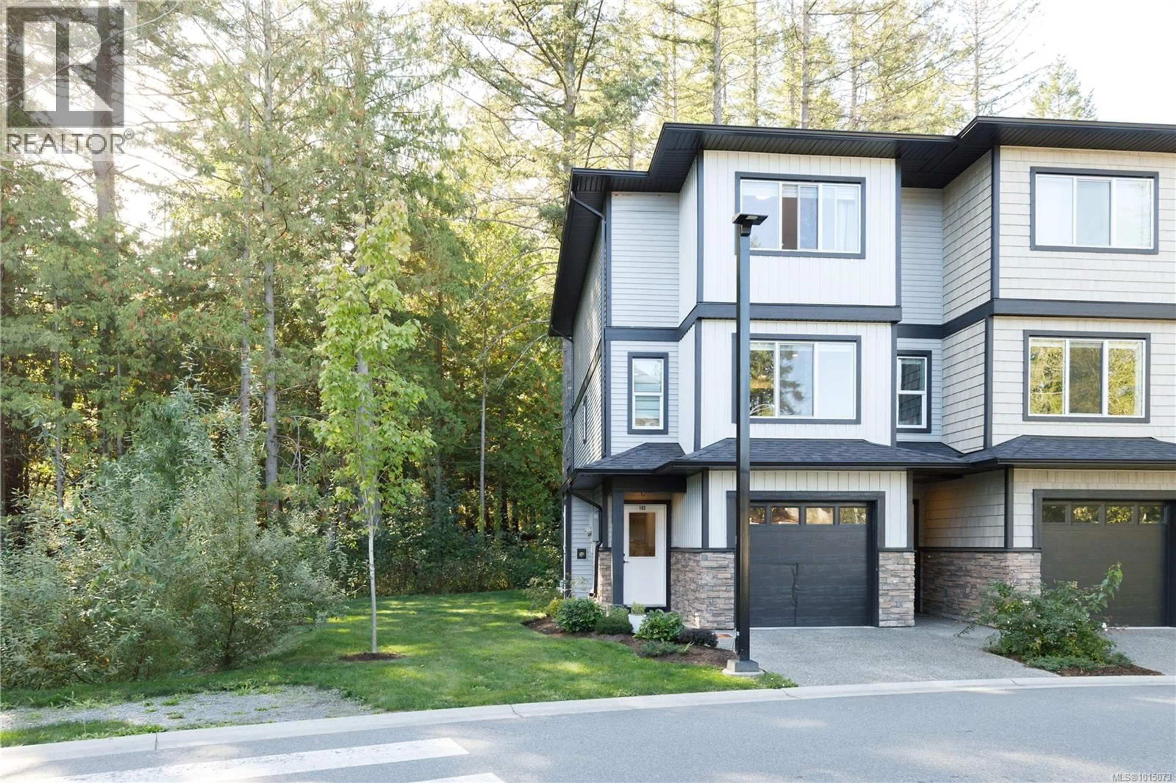 Home with vinyl exterior material, street for 102 - 600 NINTH STREET, Nanaimo British Columbia V9R0L4