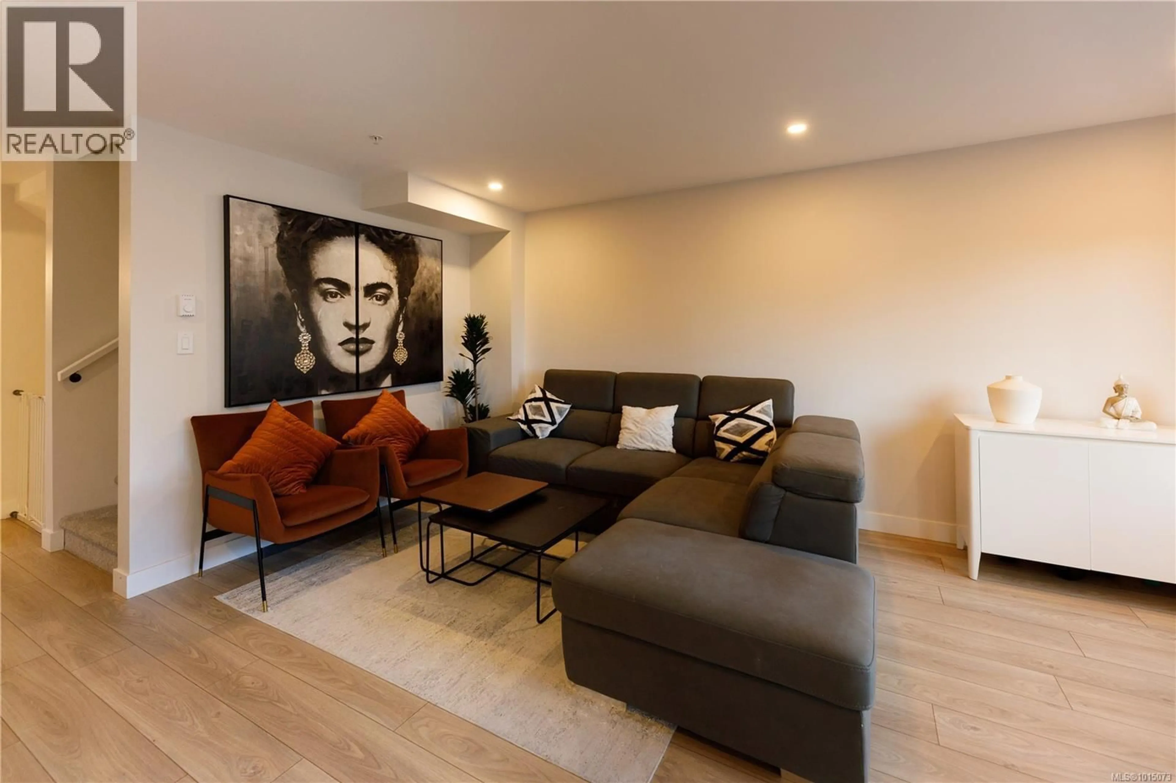 Living room with furniture, wood/laminate floor for 102 - 600 NINTH STREET, Nanaimo British Columbia V9R0L4