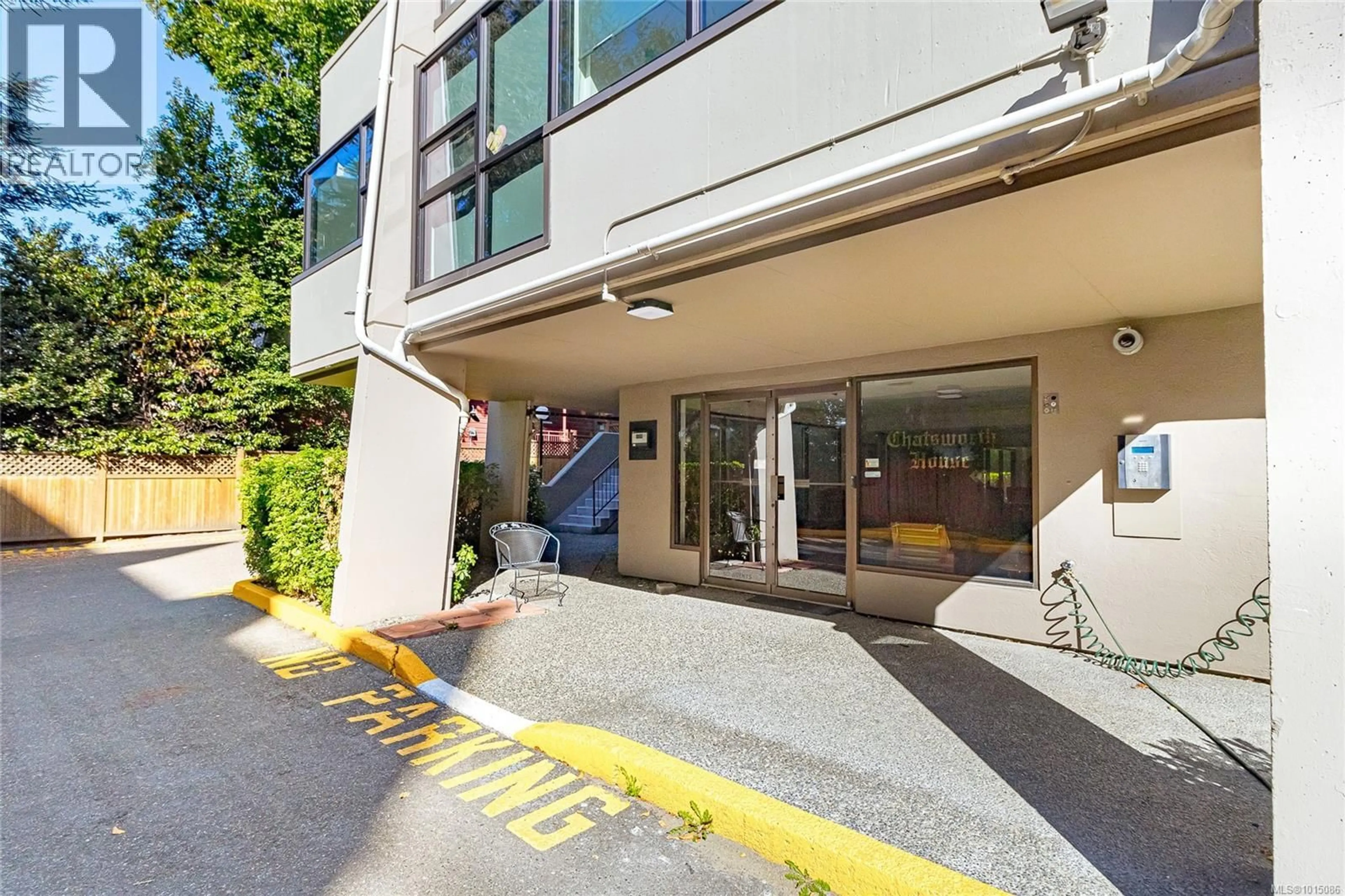 Indoor foyer for 501 - 819 BURDETT AVENUE, Victoria British Columbia V8W1B3